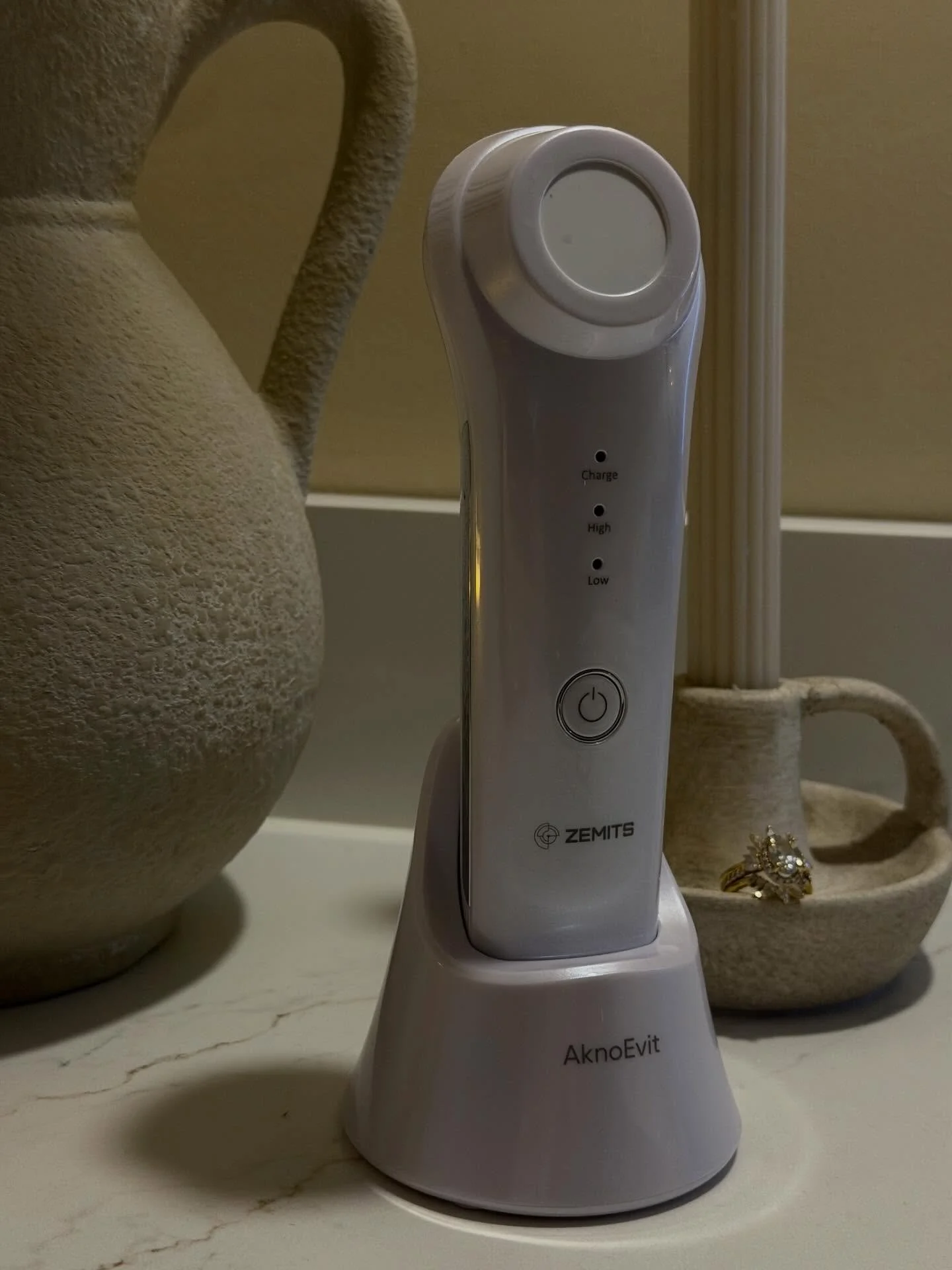 New in the treatment room 🌟

Meet AknoEvit - our newest high-frequency device, also known as Ozone Plasma Energy Treatment. This cutting-edge technology stimulates powerful natural skin responses that are essential for treating acne and supporting a