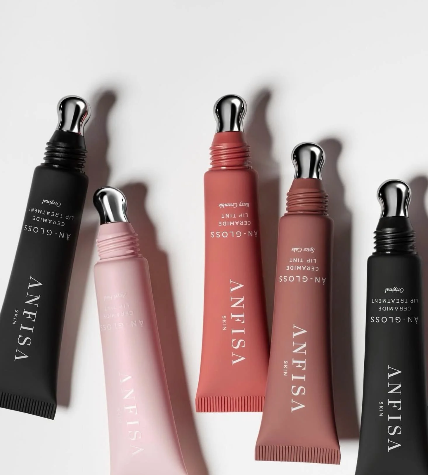 An-Gloss ✨🪽🍓🍰

Award winning gloss formula applied with cooling tip technology. Containing 5 skin identical ceramides - think skincare but for the lippies 💋 

Use as a leave-on lip treatment for long lasting moisture or as a topper over lip liner