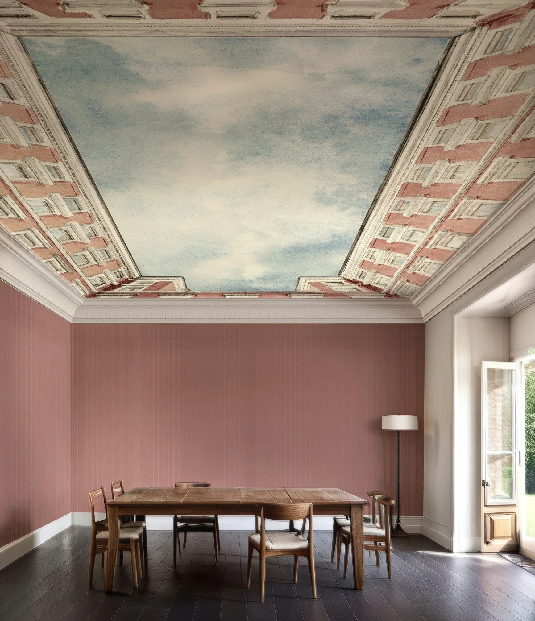 Sala da pranzo con pareti rosa, tavolo di legno e sedie, pareti bianche, lampada e porta aperta che rivela un giardino esterno, soffitto dipinto con un'immagine di un cortile con edifici e cielo.