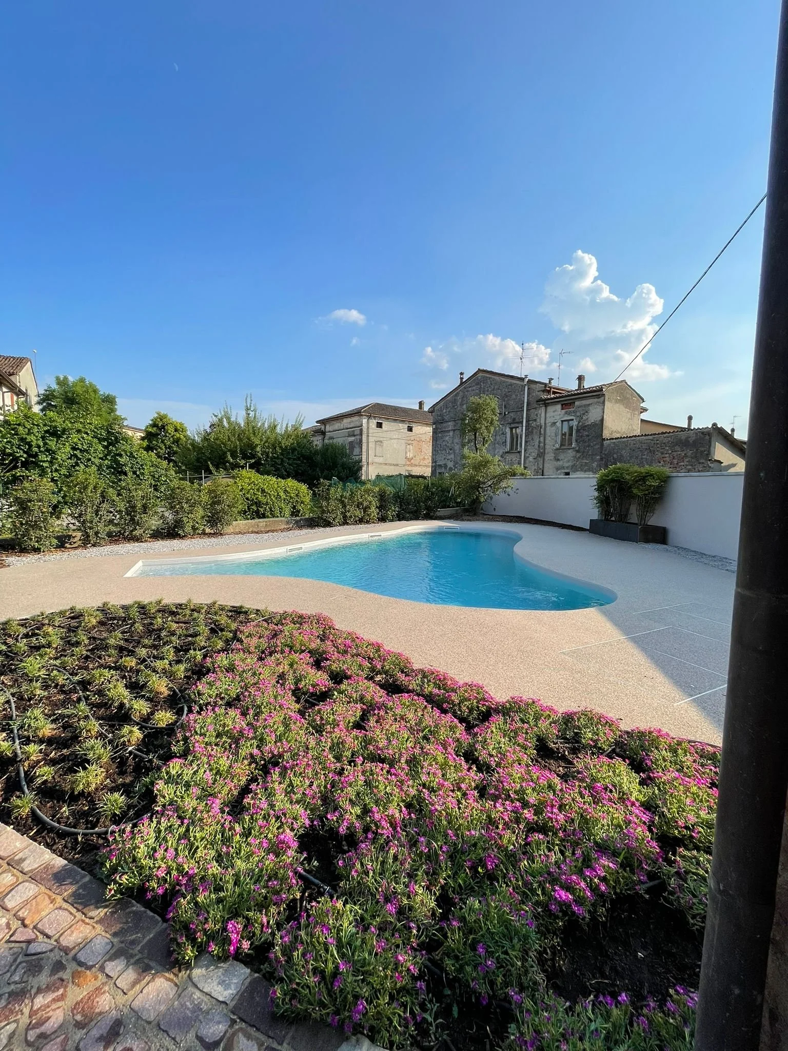 Pavimentazione bordo piscina