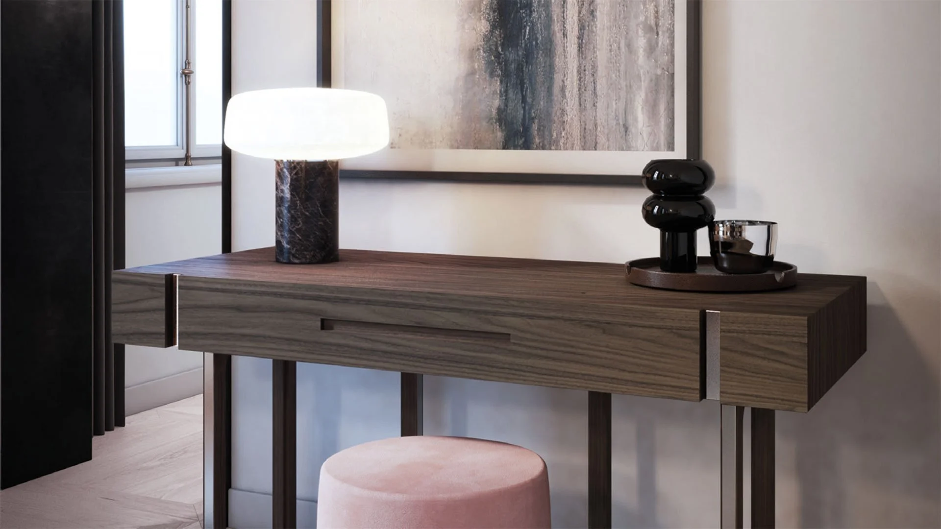 Una consolle in legno scuro con lampada di cristallo e decorazioni nere su un muro bianco, vicino a una finestra