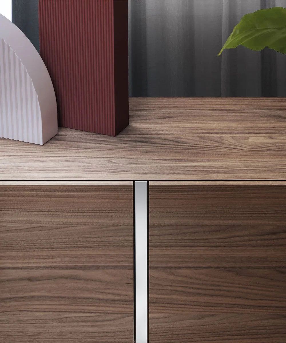 Una superficie di legno con decorazioni come vasi di forma semisferica bianca e rossa, e una foglia verde a destra.