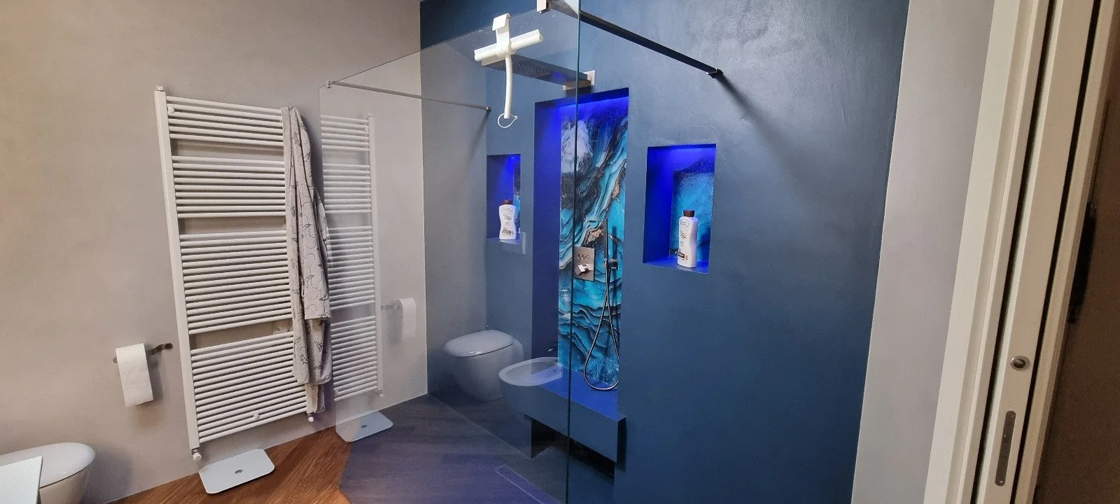 Piatto doccia e pareti in resina, appartamento ad Acqui Terme (AL)