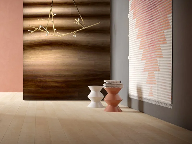 Interno di una stanza moderna con parete di legno, decorazioni geometriche, una lampada a soffitto e un grande dipinto astratto