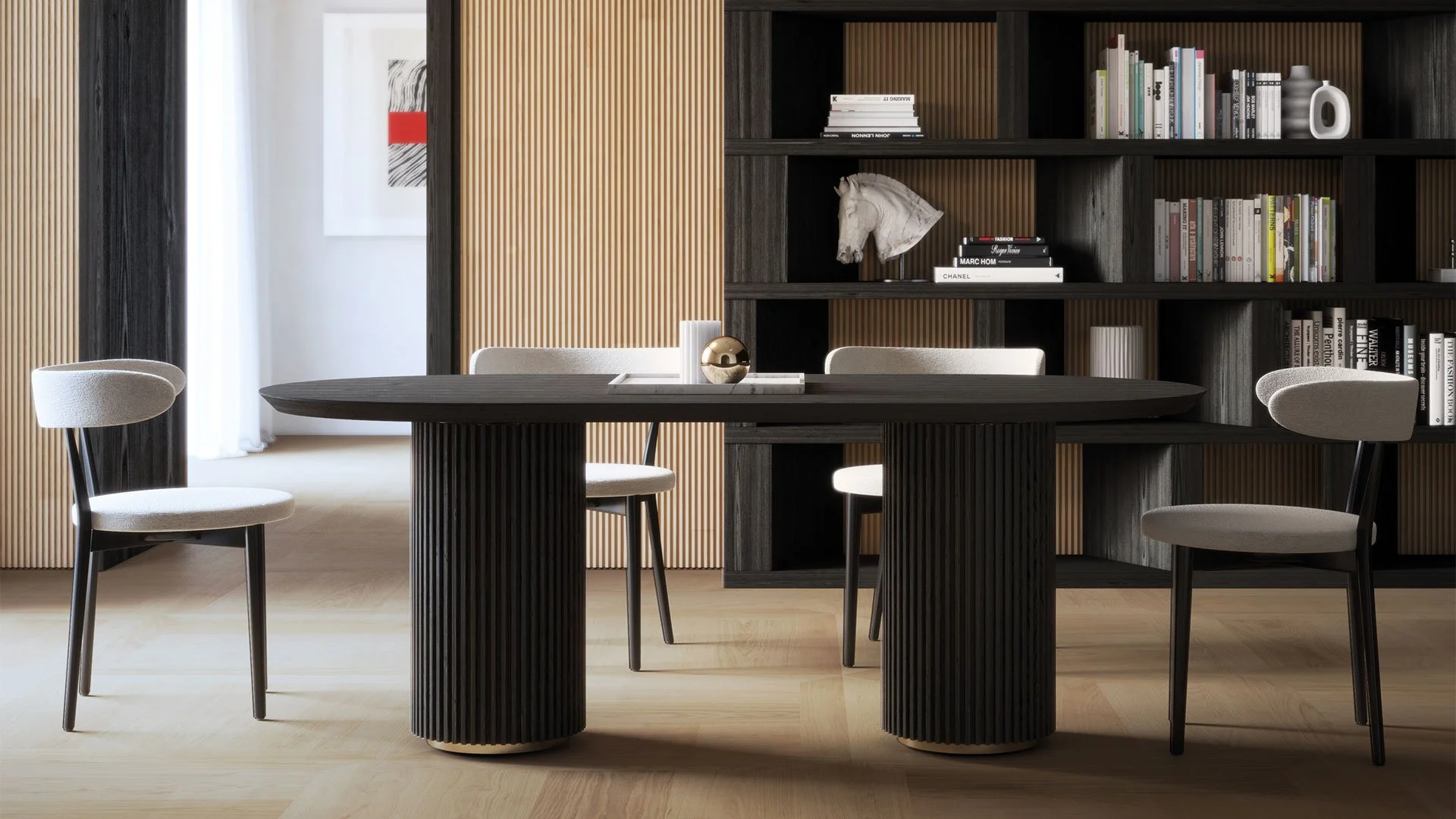 Sala da pranzo moderna con tavolo ovale nero, quattro sedie imbottite beige, libreria di legno scuro con libri e decorazioni, pareti con pannelli di legno e a vista e grande finestra con tende bianche.