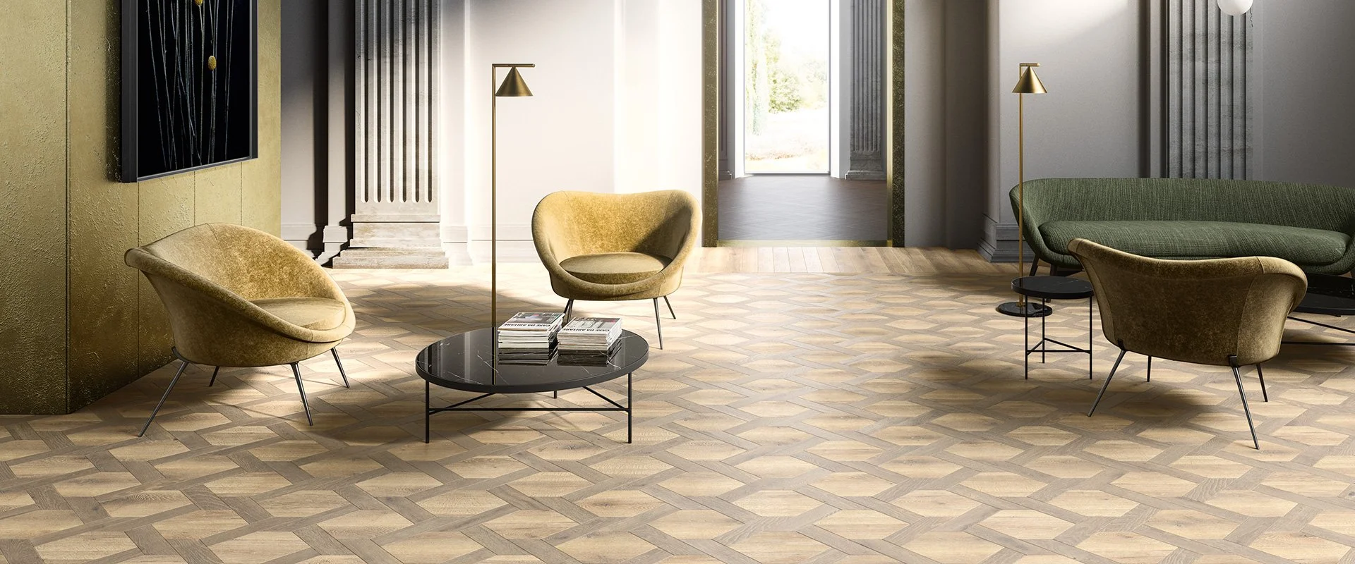 Interior di un soggiorno moderno con divani verdi e beige, tavolino nero in vetro, lampade da terra dorate, pareti color oro e grigio, ingresso visibile sullo sfondo.