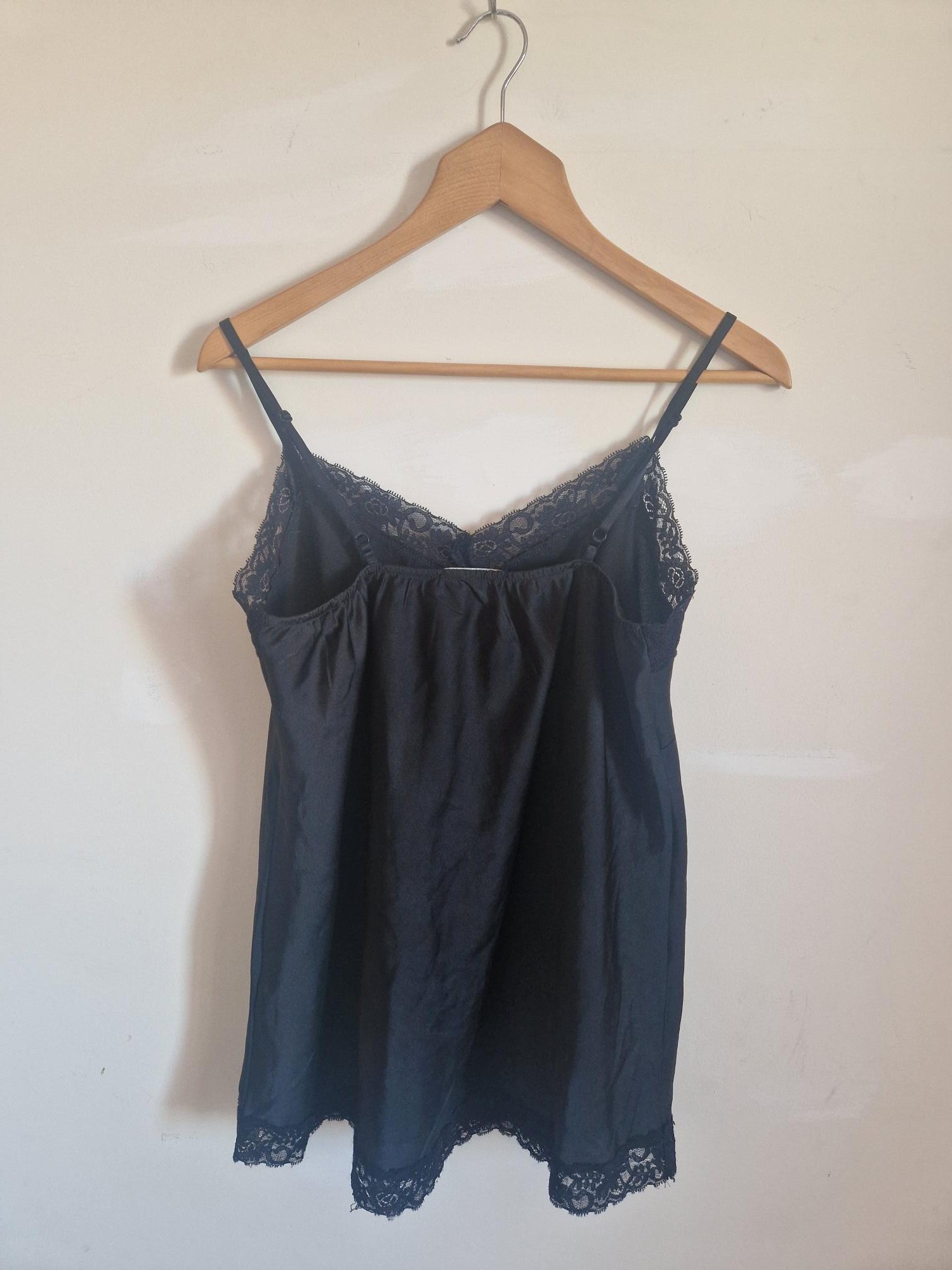 Top preto com alças reguláveis