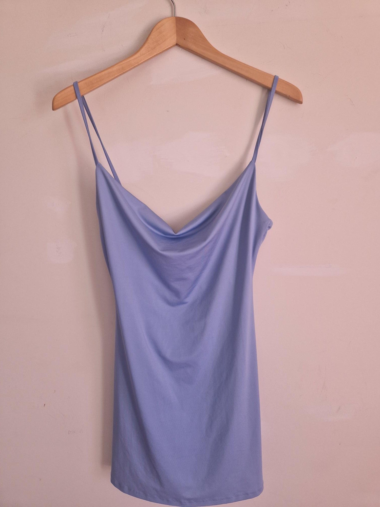Vestido de verão com alças reguláveis
