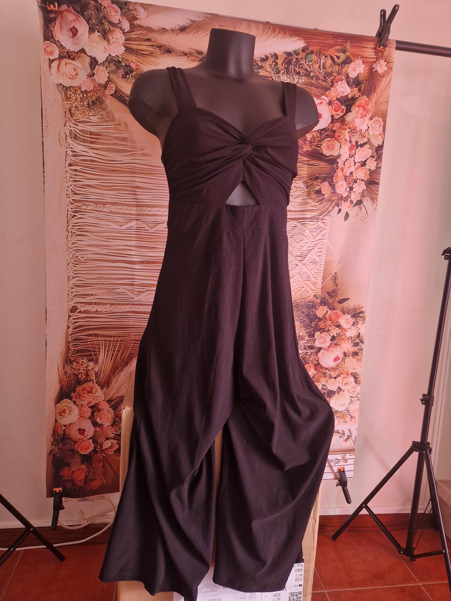 Jumpsuit preto com decote cruzado à frente