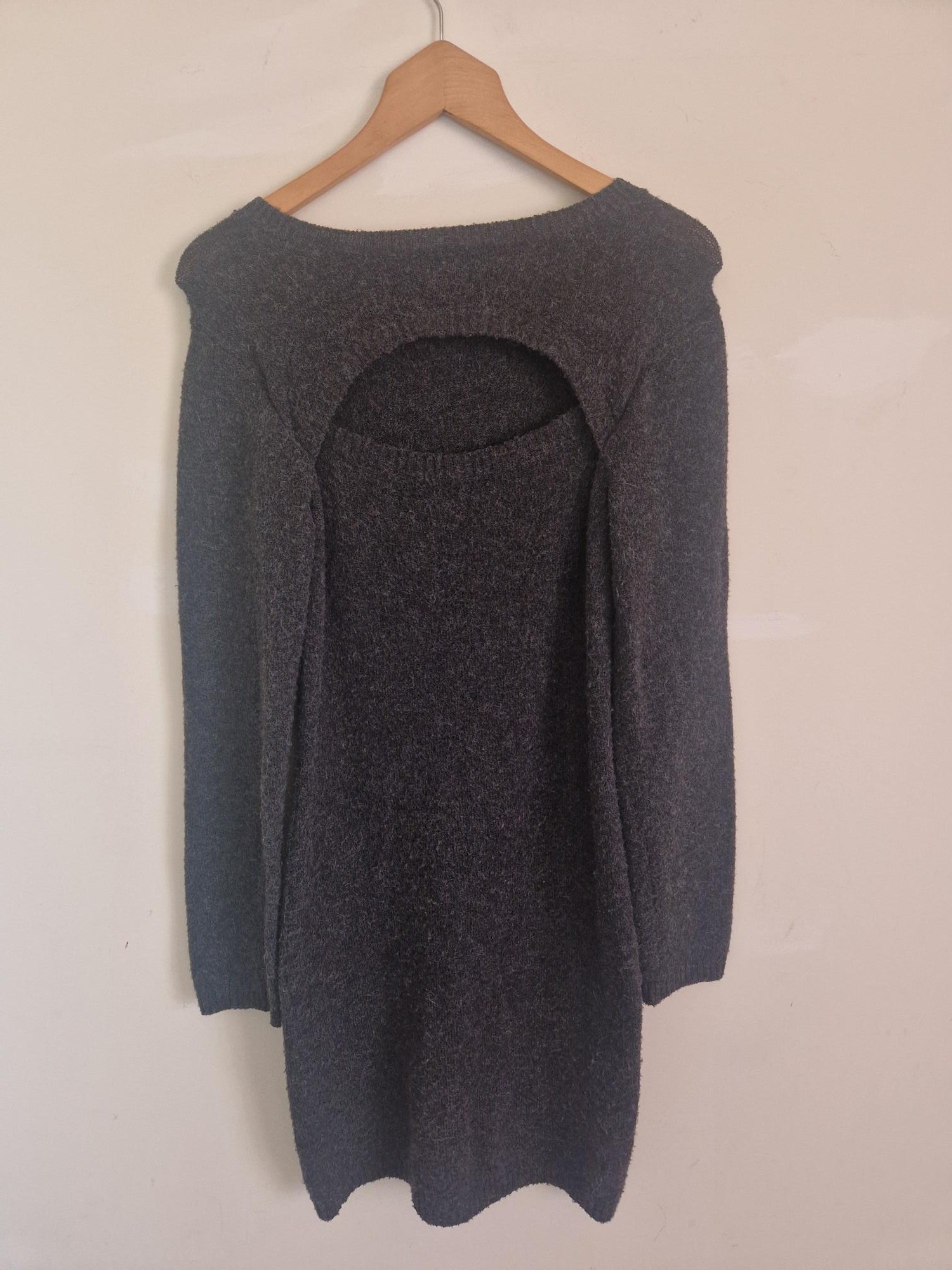 Vestido cor grafite com decote frontal