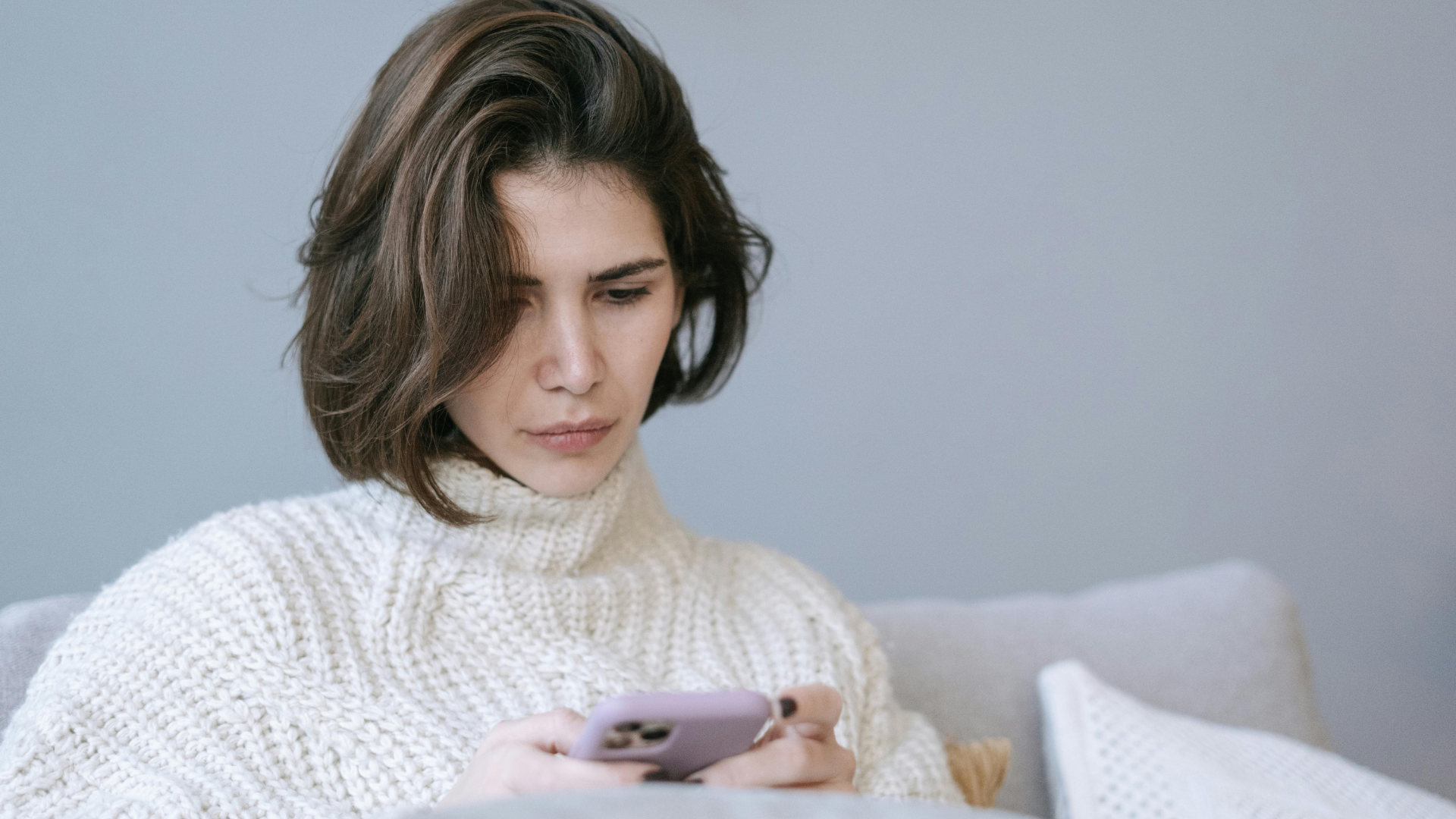 How Social Media Contributes to Overthinking and Anxiety