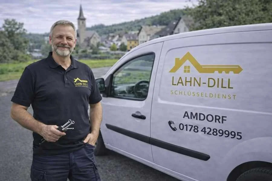 Professioneller Schlüsseldienst in Amdorf mit Servicefahrzeug vor Ort