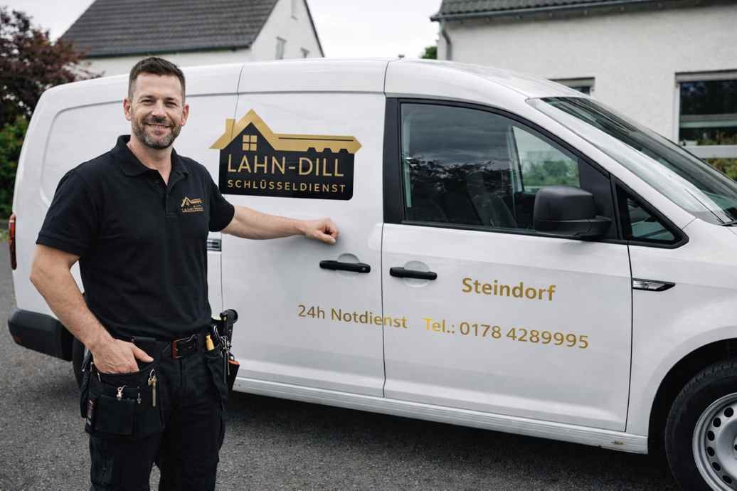 Schlüsseldienst Lahn Dill in Steindorf mit Monteur und Einsatzfahrzeug