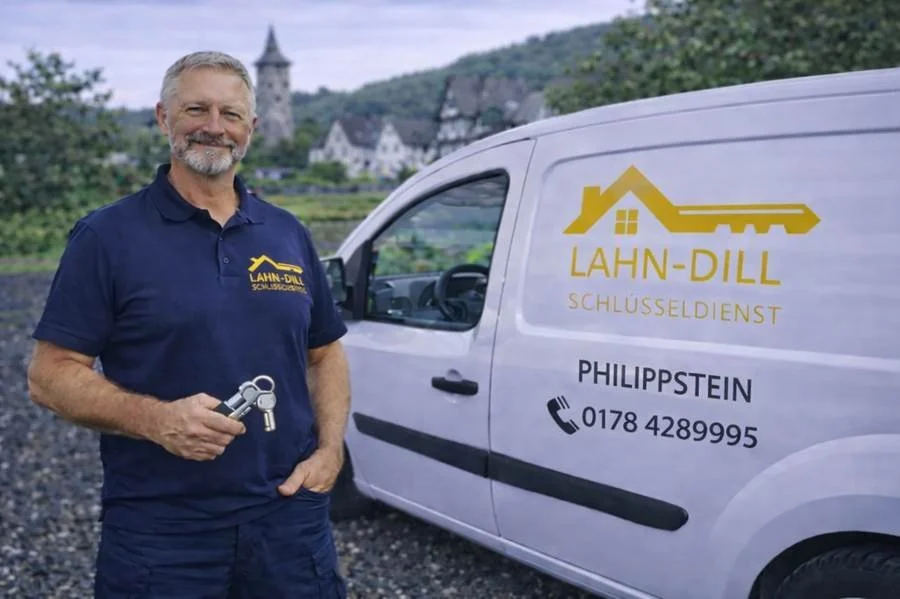 Schlüsseldienst in Philippstein – Monteur mit Schlüssel vor Servicefahrzeug