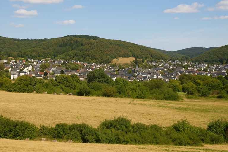 LDK Schlüsseldienst Sinn – Türöffnung vom Fachmann im gesamten Ortsgebiet LDK Schlüsseldienst Sinn – Weitwinkel-Ortsansicht mit Blick über Felder und Dächer
