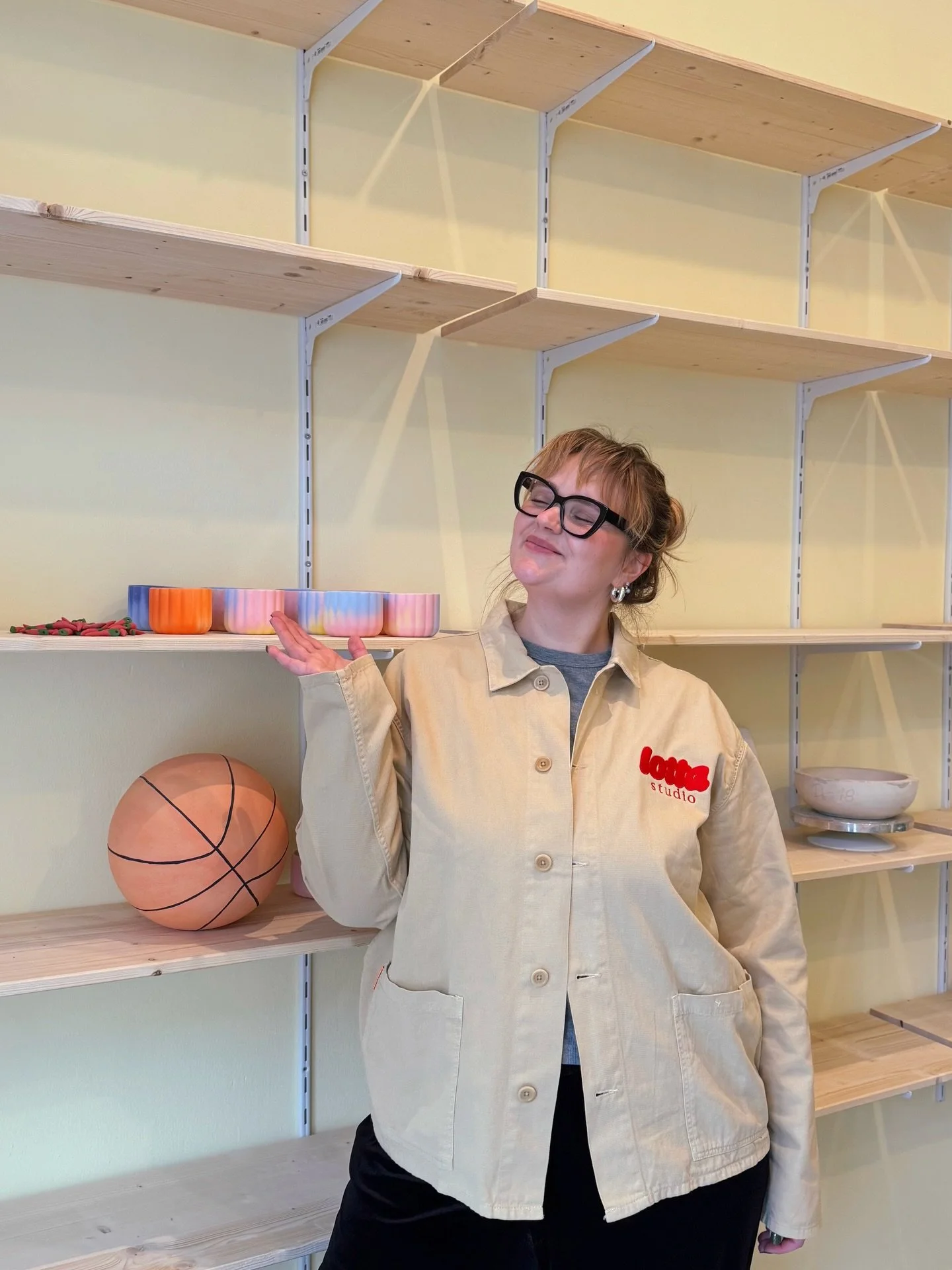 Ich kann es kaum erwarten diese Woche endlich mit dem T&ouml;pfern anzufangen 🤝 das Studio steht so langsam, mein ganzes Equipment ist da und die ersten halbfertigen Teile stehen auch schon in den Regalen. Kann euch gar nicht sagen was mir das alles