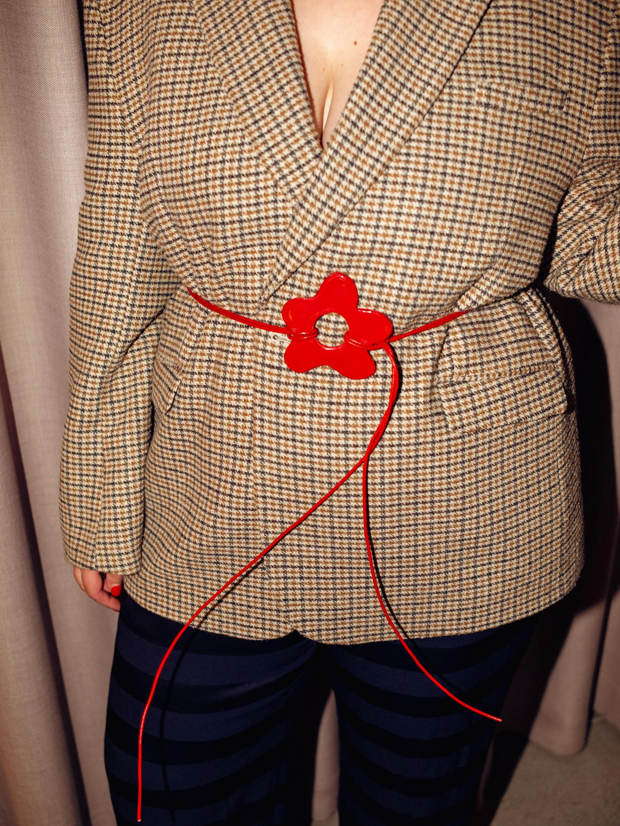 Der FLOWER BELT gemacht um allen K&ouml;rper zu passen und jedes Outfit sofort cooler zu machen 🤝 Ich liebe die Idee Keramik mit Mode zu verbinden und eure Outfits mit der Blume zu sehen macht mich so gl&uuml;cklich, also immer her mit den Fit Check