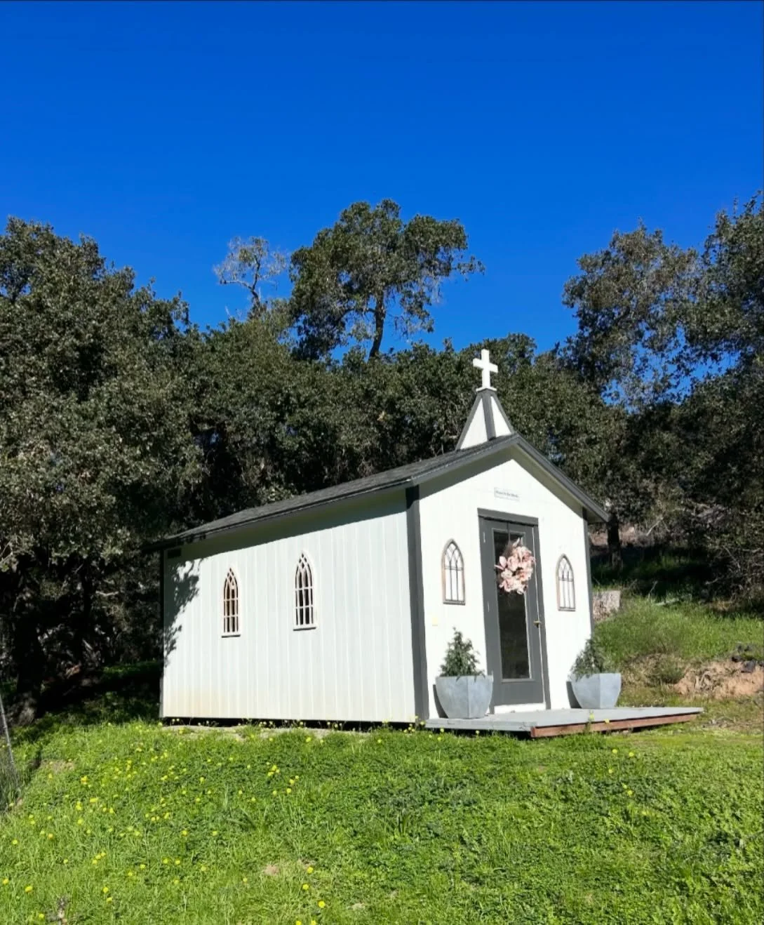 Tucked into the hills is a place made for quiet vows and intentional love ❤️ 

Hidden Hills Ranch offers elopements and small weddings, featuring a sweet chapel and a sunlit grassy amphitheater for ceremonies that feel truly intimate.

To inquire, pl