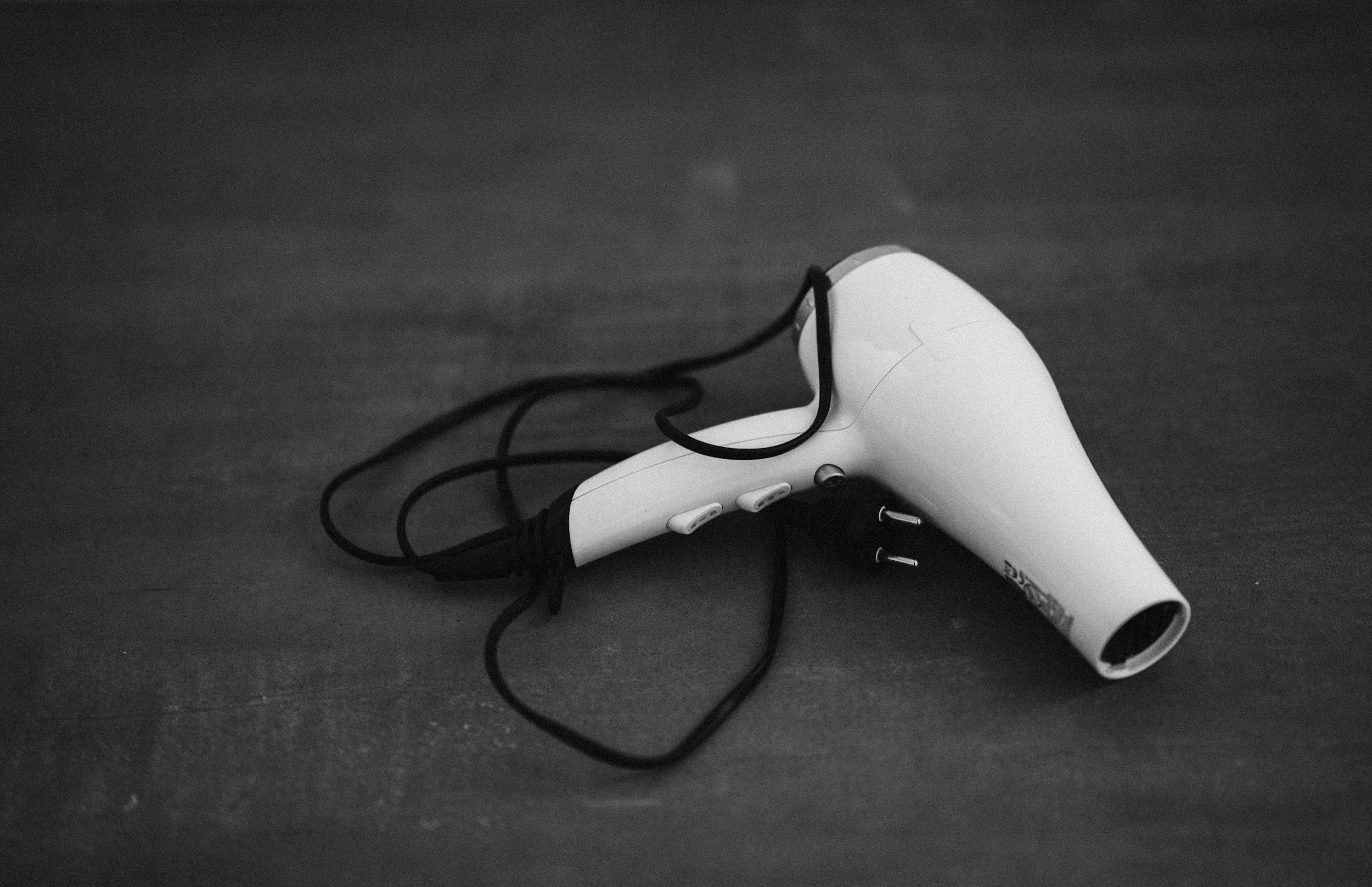 Air dry or blow dry — what's actually better for your hair?シャンプー後は自然乾燥？ドライヤー？美容師が教える、髪に正直な答え。