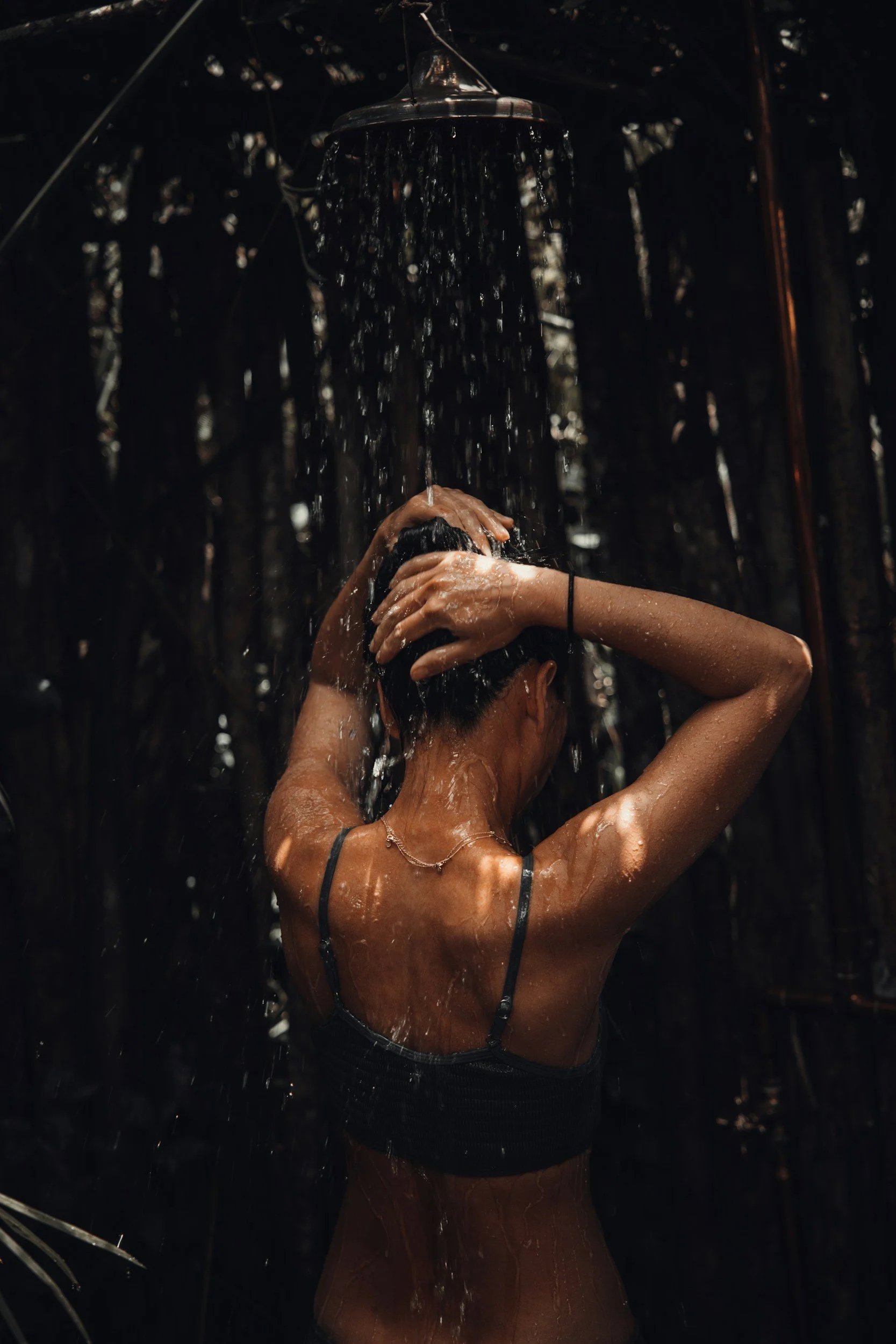Morning vs. Night — When Should You Really Be Shampooing?朝と夜、シャンプーするならどっちがいい？