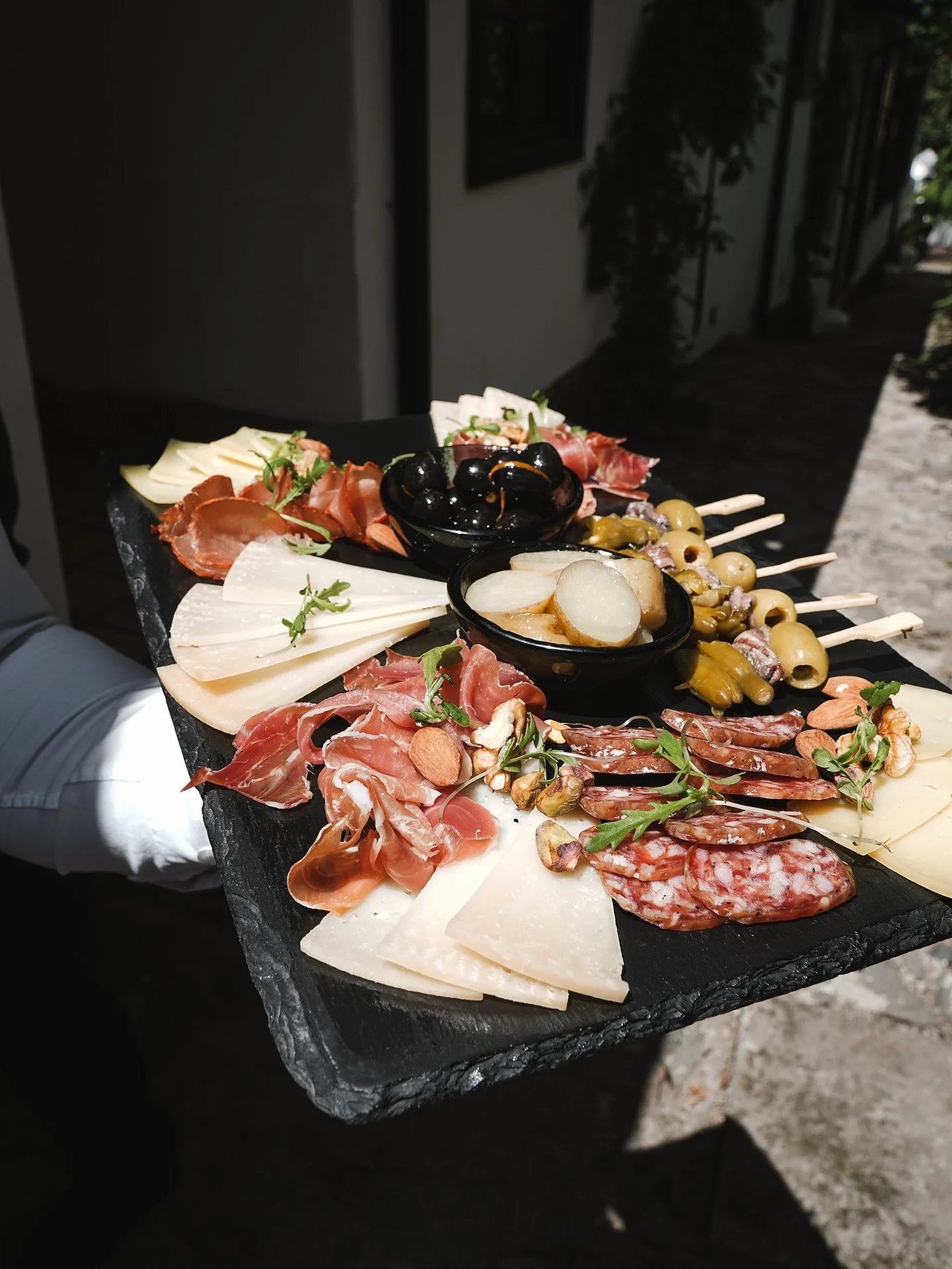 Este fin de semana fuimos testigos de una boda m&aacute;gica con m&aacute;s de 250 invitados 💍💫
El gran protagonista: un men&uacute; de 4 tiempos dise&ntilde;ado a la medida de los novios, cuidando cada detalle para cumplir sus m&aacute;s altas exi