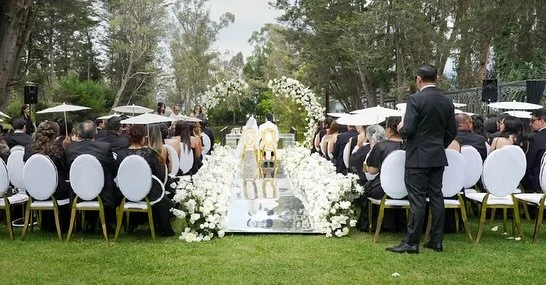 ✨ 04 de octubre, una boda donde el amor habl&oacute; en dos idiomas ✨
Entre risas, miradas c&oacute;mplices y palabras en ingl&eacute;s y espa&ntilde;ol, se vivi&oacute; una celebraci&oacute;n llena de emoci&oacute;n, ternura y alegr&iacute;a compart