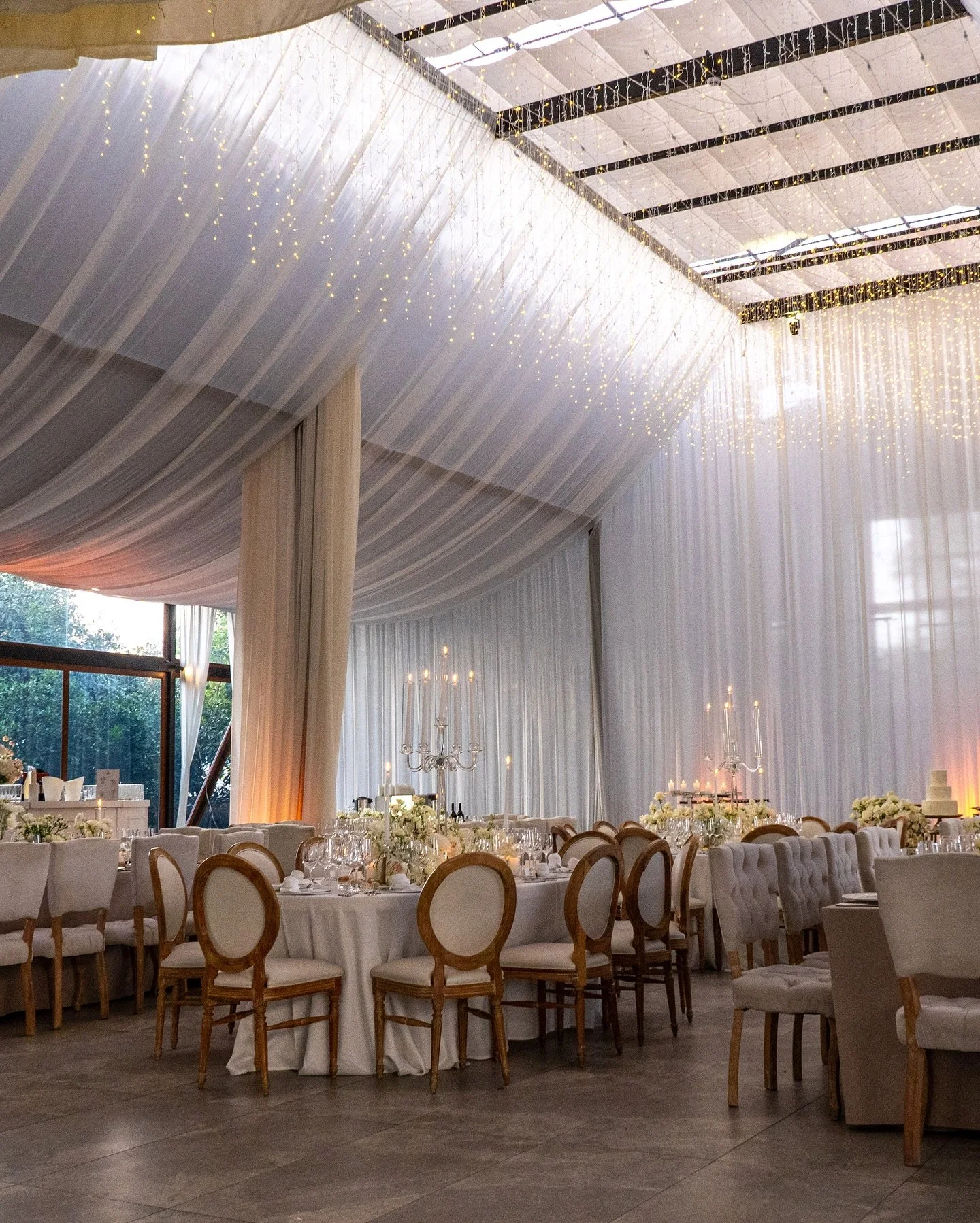 En Villa Pietra, cada detalle acompa&ntilde;&oacute; una boda llena de emoci&oacute;n, estilo y momentos compartidos 💍🤍. El ambiente, las miradas y la alegr&iacute;a de los invitados dieron forma a una noche especial.

Nuestro equipo de USFQ Cateri