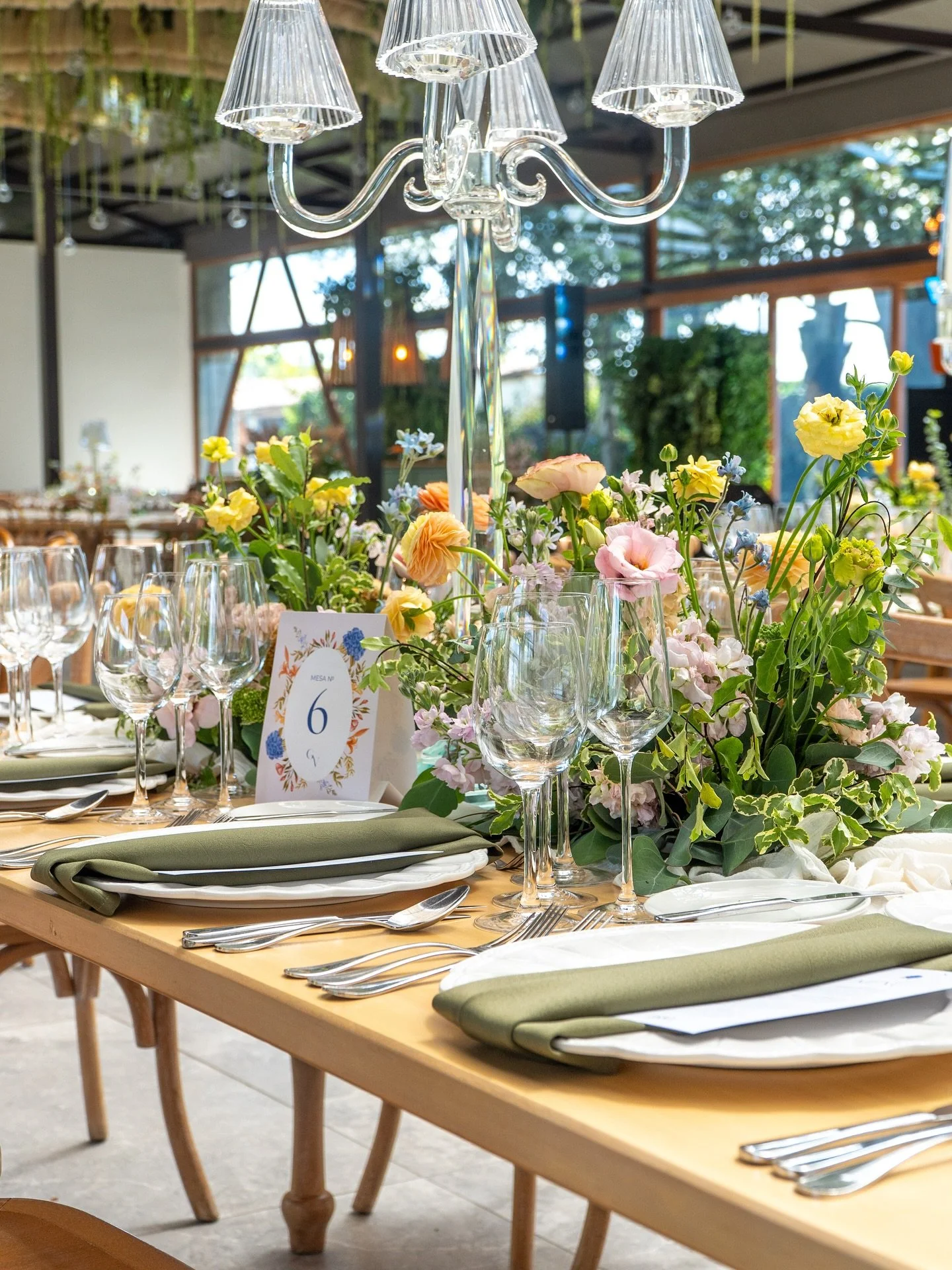 El trabajo del equipo de USFQ Catering se sinti&oacute; en cada rinc&oacute;n de la noche: postres servidos con precisi&oacute;n 🍰, cocteler&iacute;a preparada al momento 🍸 y estaciones en vivo que aportaron dinamismo y sabor, como el pulpo a la ga