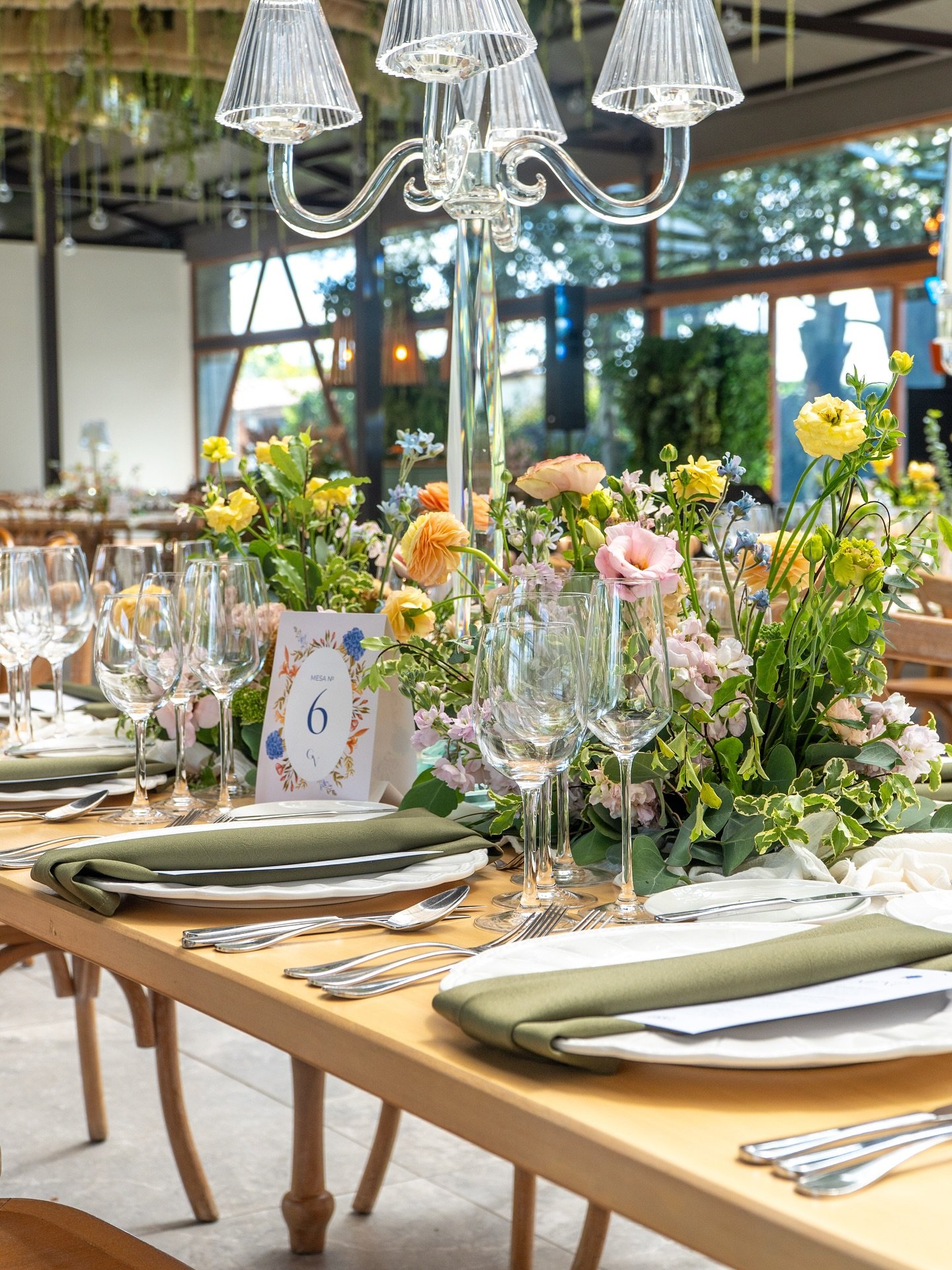 El trabajo del equipo de USFQ Catering se sinti&oacute; en cada rinc&oacute;n de la noche: postres servidos con precisi&oacute;n 🍰, cocteler&iacute;a preparada al momento 🍸 y estaciones en vivo que aportaron dinamismo y sabor, como el pulpo a la ga