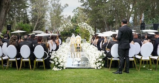 ✨ 04 de octubre, una boda donde el amor habl&oacute; en dos idiomas ✨
Entre risas, miradas c&oacute;mplices y palabras en ingl&eacute;s y espa&ntilde;ol, se vivi&oacute; una celebraci&oacute;n llena de emoci&oacute;n, ternura y alegr&iacute;a compart