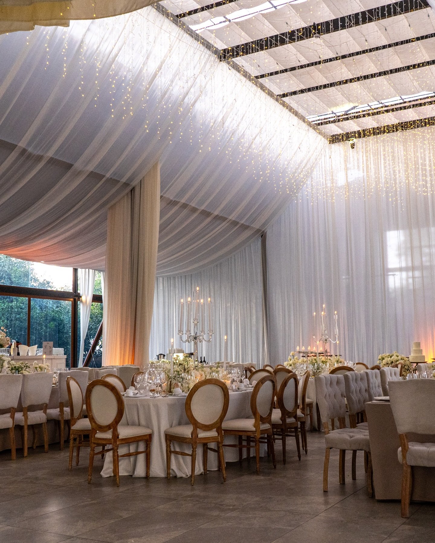 En Villa Pietra, cada detalle acompa&ntilde;&oacute; una boda llena de emoci&oacute;n, estilo y momentos compartidos 💍🤍. El ambiente, las miradas y la alegr&iacute;a de los invitados dieron forma a una noche especial.

Nuestro equipo de USFQ Cateri