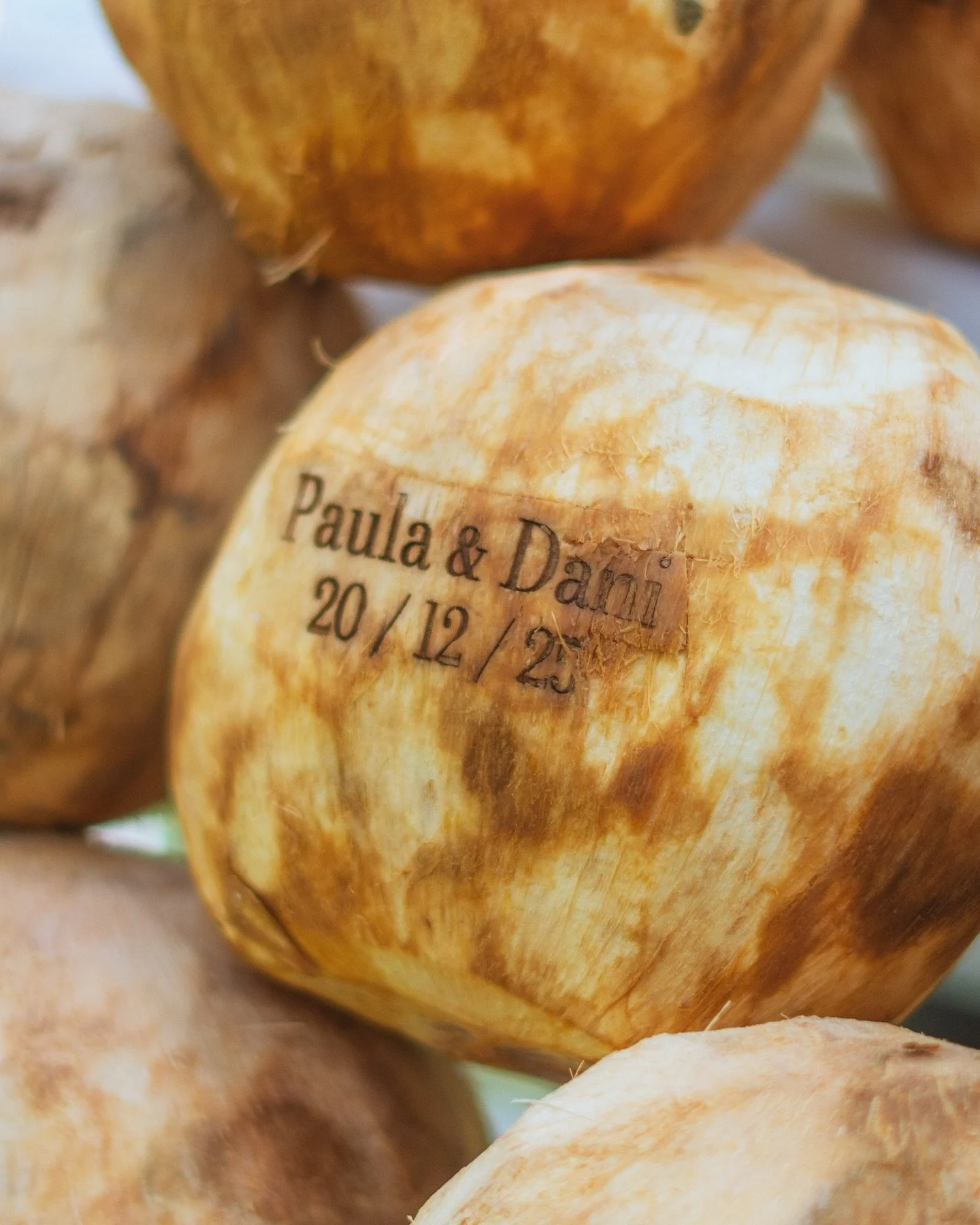 💛 Una noche llena de luz, emoci&oacute;n y cercan&iacute;a 💛

En Hacienda N&aacute;poles, los abrazos, las sonrisas y la emoci&oacute;n compartida con los novios llenaron cada instante de calidez 💍🤍. Fue un momento para disfrutar, sentir y acompa