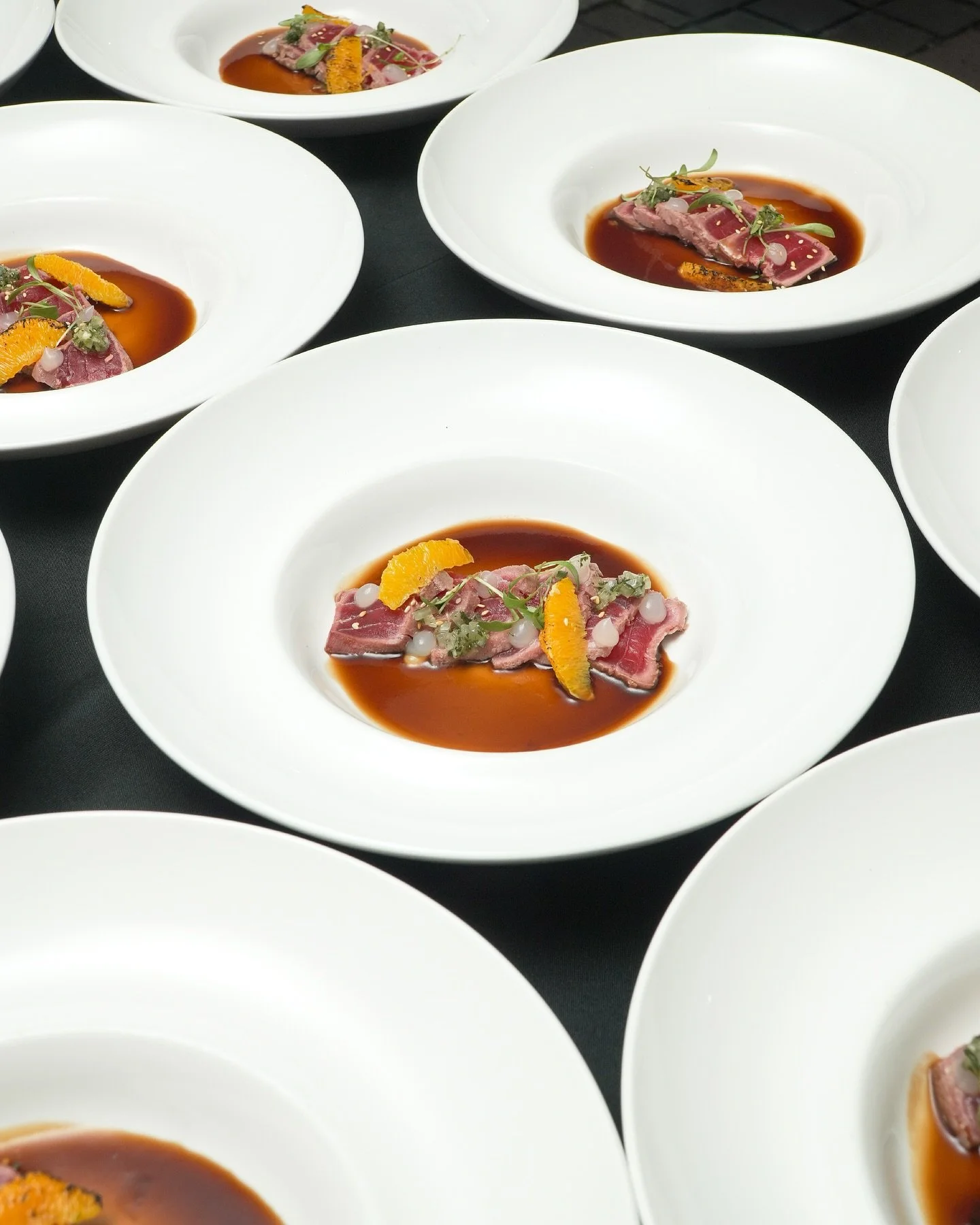 ✨ Una noche para recordar.
El 25 de octubre, el Museo de Arte Contempor&aacute;neo de Quito se transform&oacute; en un escenario lleno de arte, amor y detalles que dieron vida a una noche &uacute;nica. 🌙

Entre velas, luces suaves y una decoraci&oac