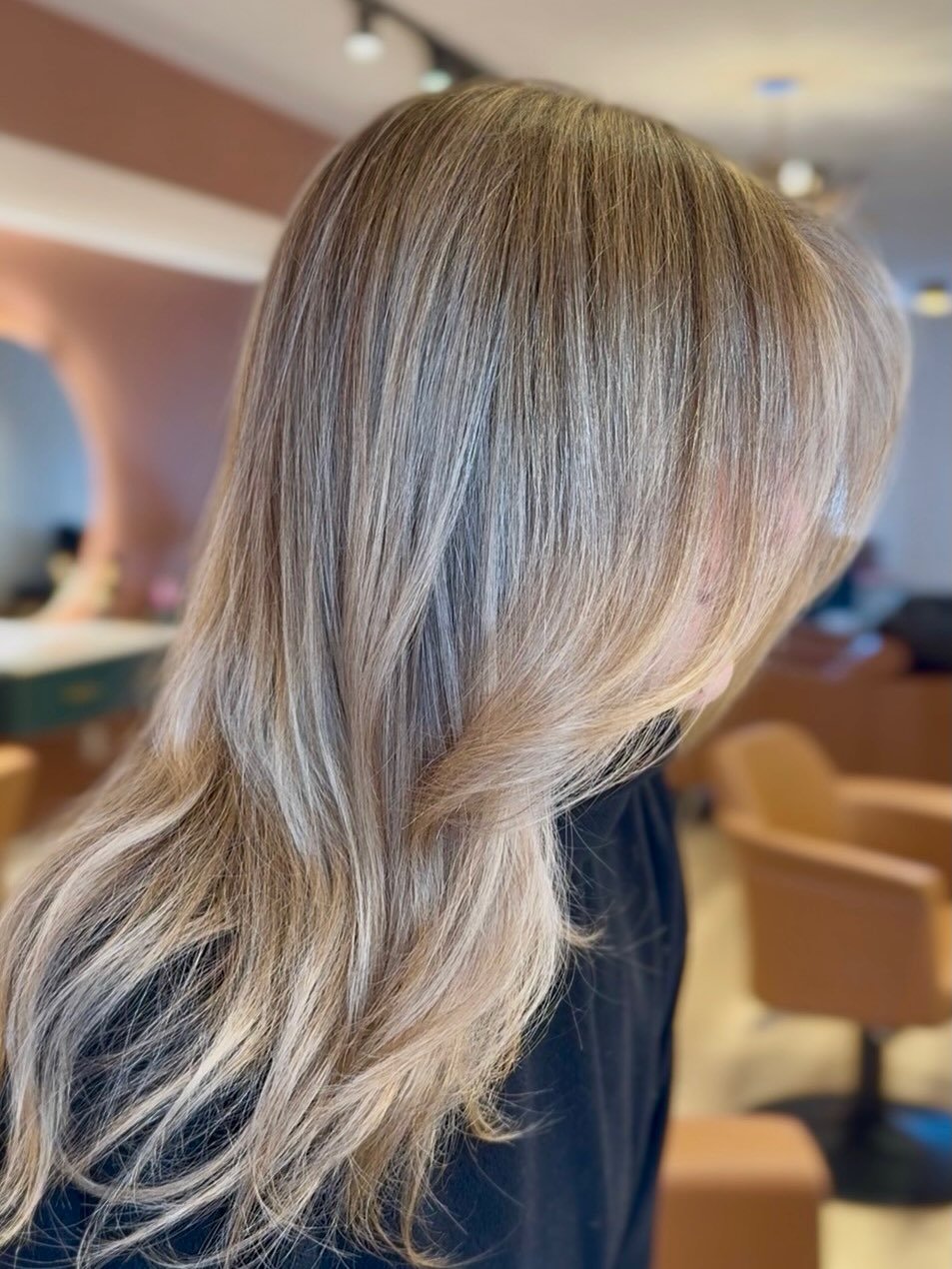 Dimensional blonde that looks just as good in 8 weeks as it does today.
.
Low maintenance blonding done right by @christinawaltonstudios