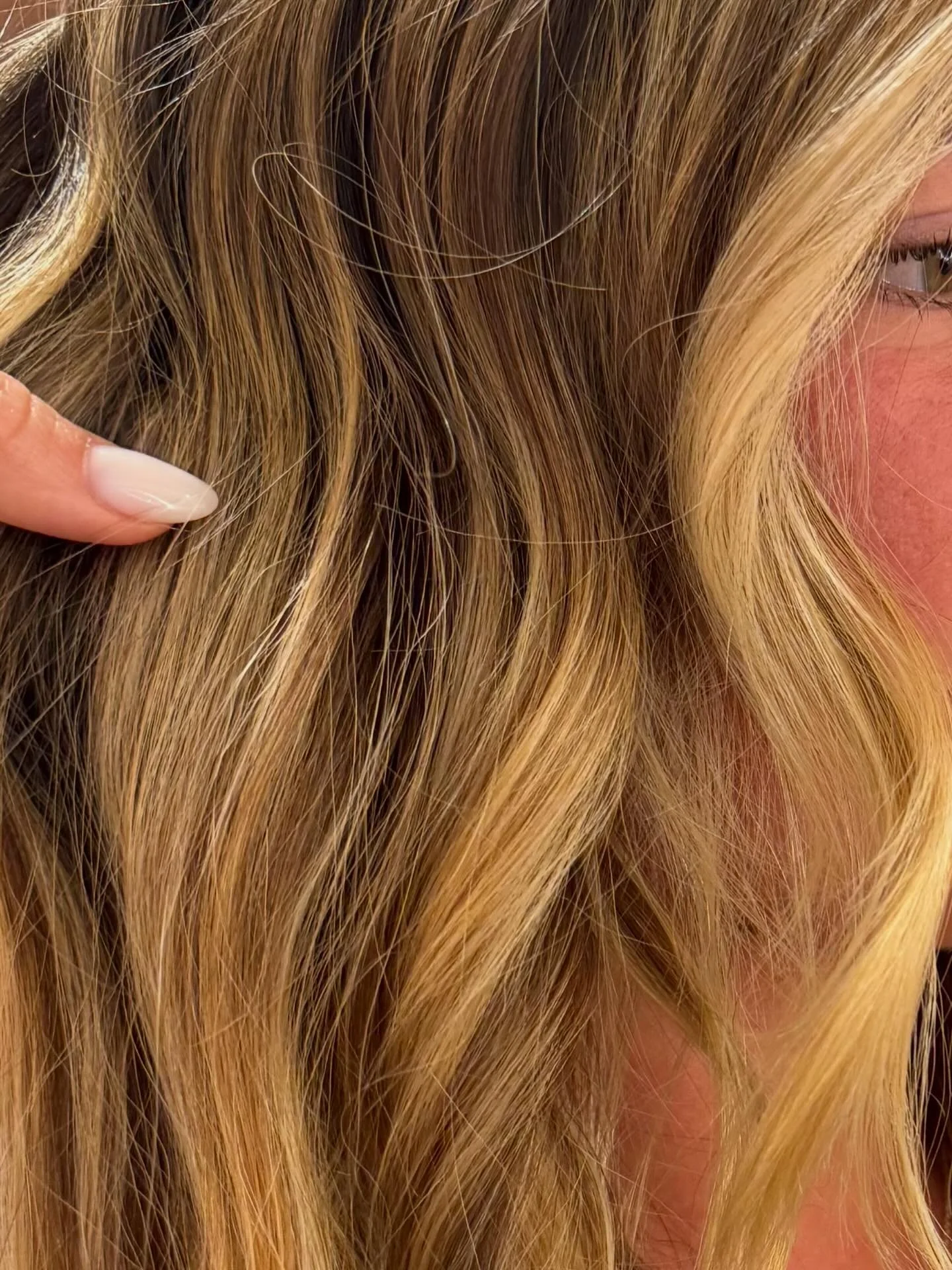 Sun-kissed dimension + a lived-in finish = an effortless grow-out we love. 

#NewportHair #LivedInBlonde #DimensionalColor #EffortlessBeauty LevelBeautyCollective