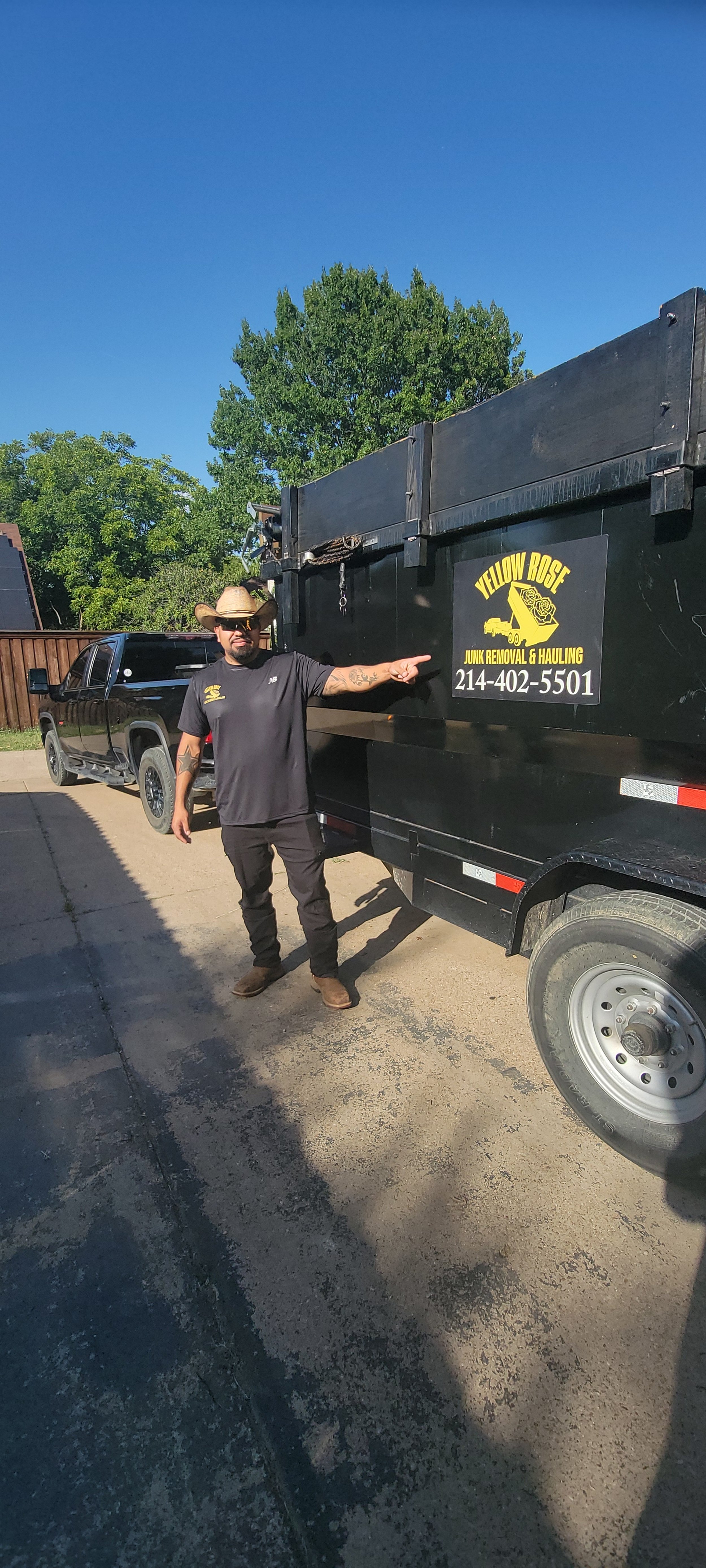 yellow rose employee efficiently removing furniture from dallas home.
