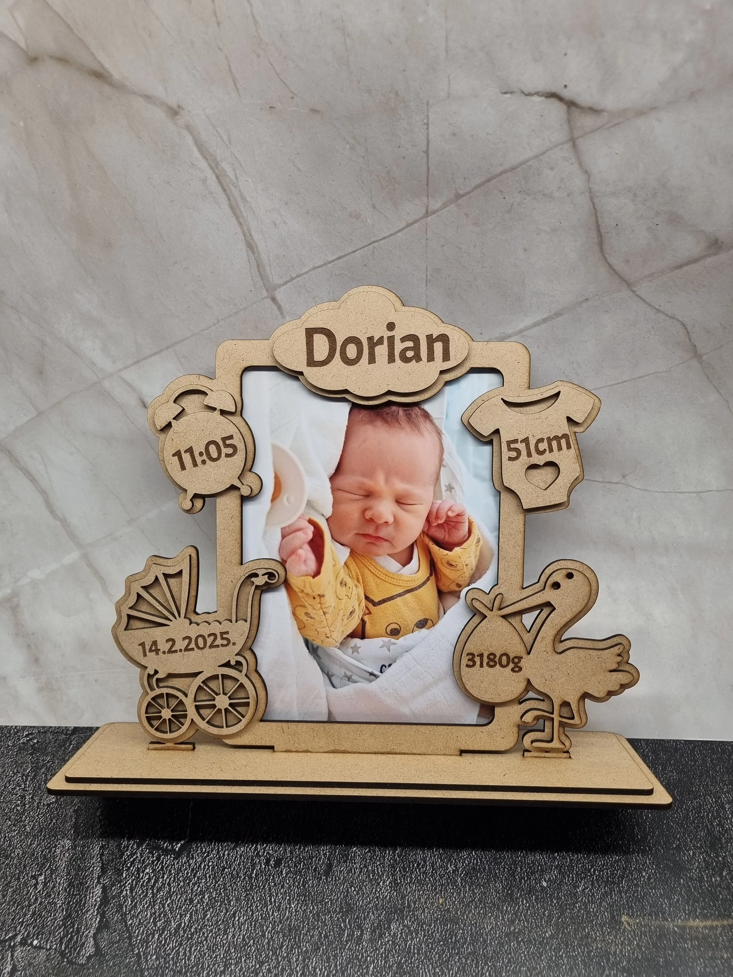 Personalizirani drveni okvir s podacima o rođenju bebe
