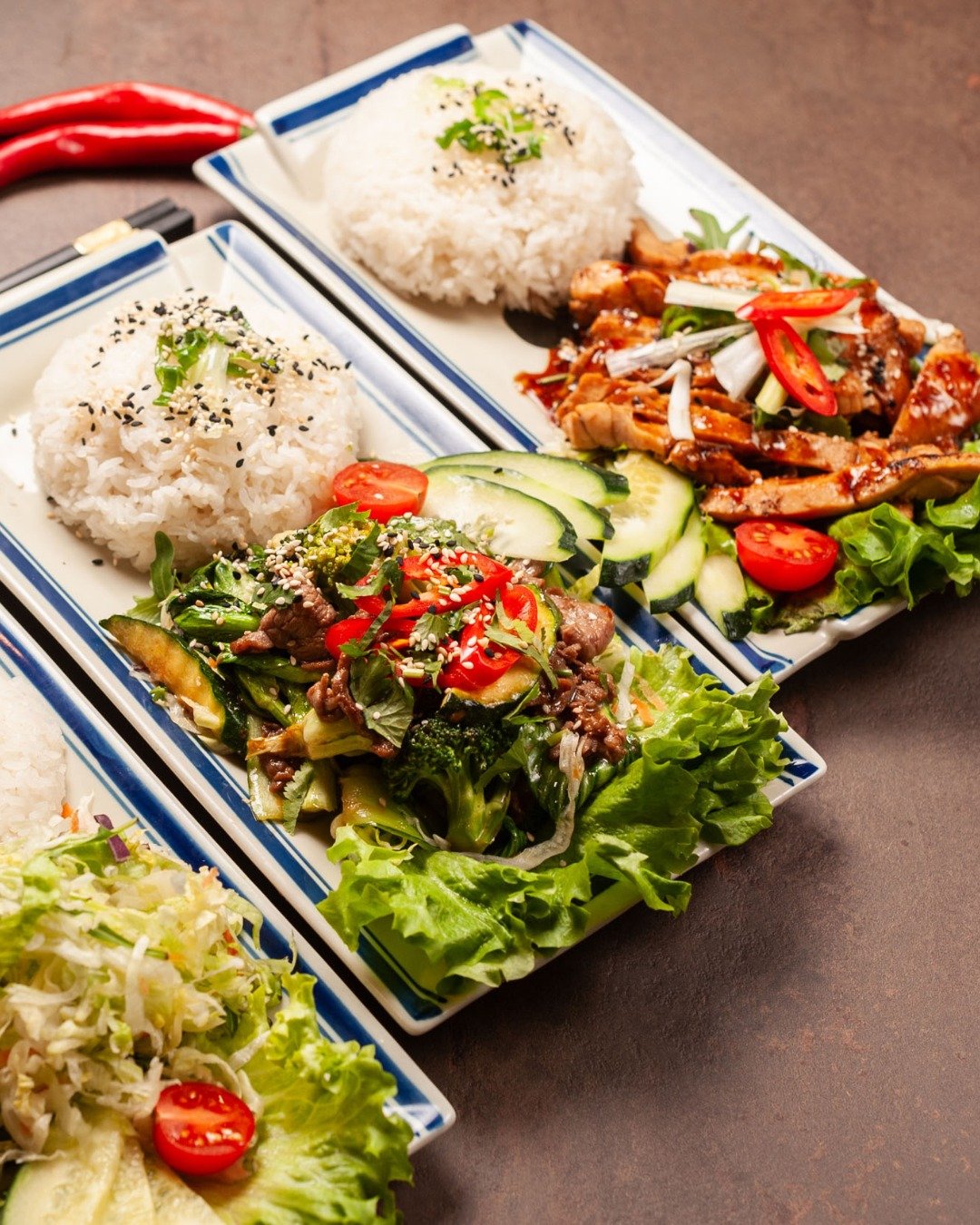Dal manzo saltato al pollo grigliato, ogni piatto con riso che serviamo racchiude la cura e la passione di una cucina di famiglia.
Perfetti per il pranzo o la cena, i nostri piatti di riso sono un viaggio tra profumi, colori e tradizioni del Vietnam.