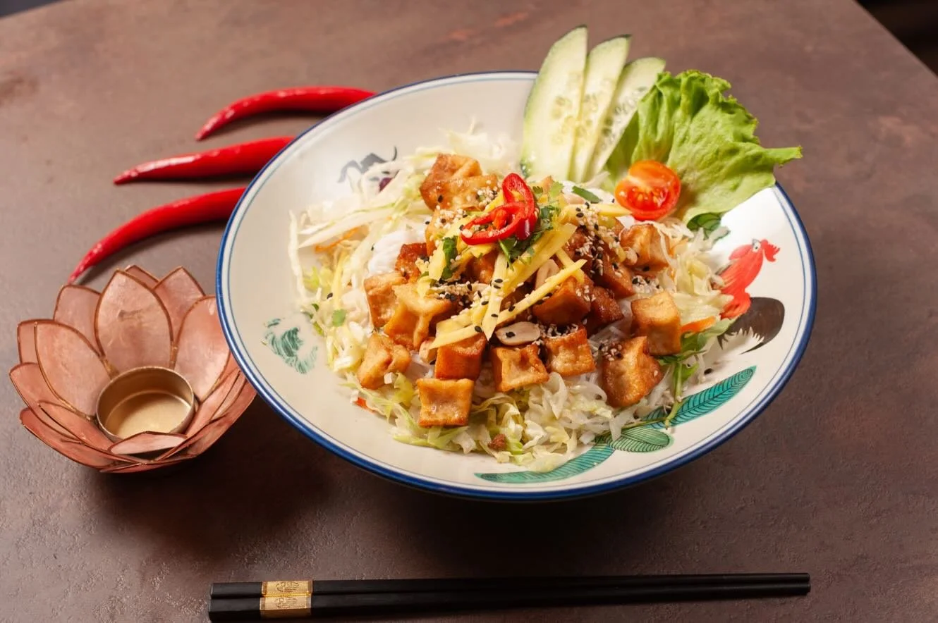 Leggero, fresco e naturalmente buono. 🌱
B&uacute;n Trộn Chay con noodles di riso, tofu e verdure fresche, arricchito da un delicato tocco di mango.
Fresco, equilibrato&hellip; e semplicemente irresistibile. ✨

📍Pho Viet &ndash; Via Marco Roncioni, 