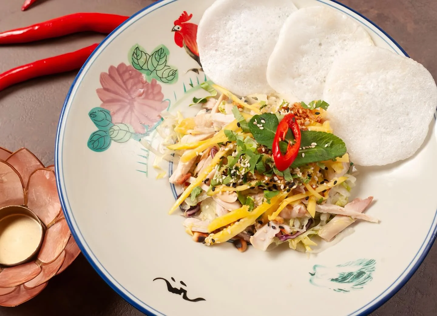 Croccante, fresca e piena di colore. 🥭✨
La nostra insalata vietnamita di pollo con mango, arachidi, verdure e cracker di riso &egrave; un perfetto equilibrio tra leggerezza e gusto.
Passa a provarla da Pho Viet. 🇻🇳

📍Pho Viet &ndash; Via Marco Ro