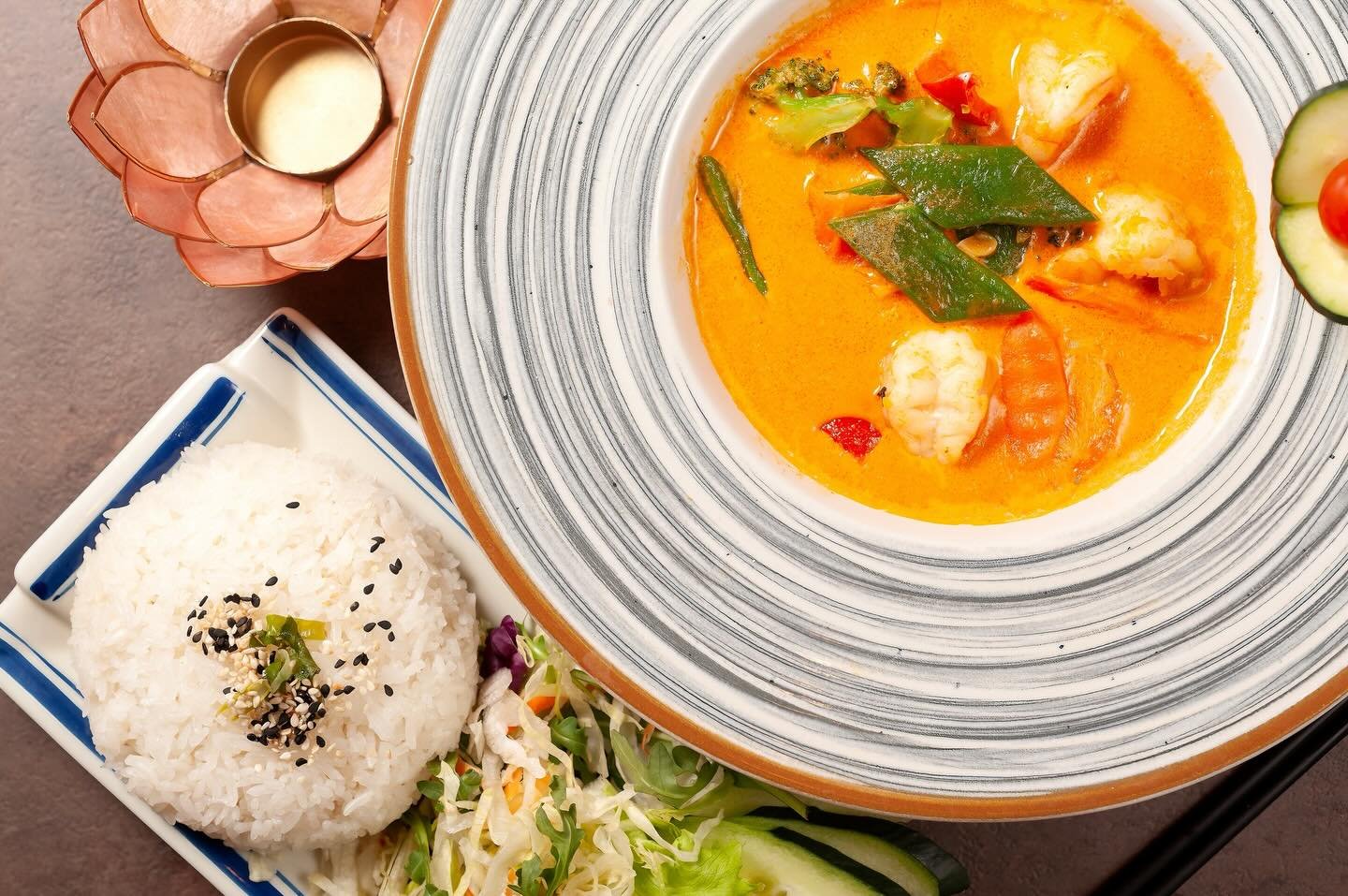 Caldo, cremoso e pieno di sapore. 🍛✨
C&agrave; ri t&ocirc;m &ndash; riso bianco con gamberi al curry.
Avvolgente, profumato e ricco di gusto. 🇻🇳

📍Pho Viet - Via Marco Roncioni, 150, Prato
📞3881062181

#PhoViet #PratoFood #AsianFood #CucinaVietn