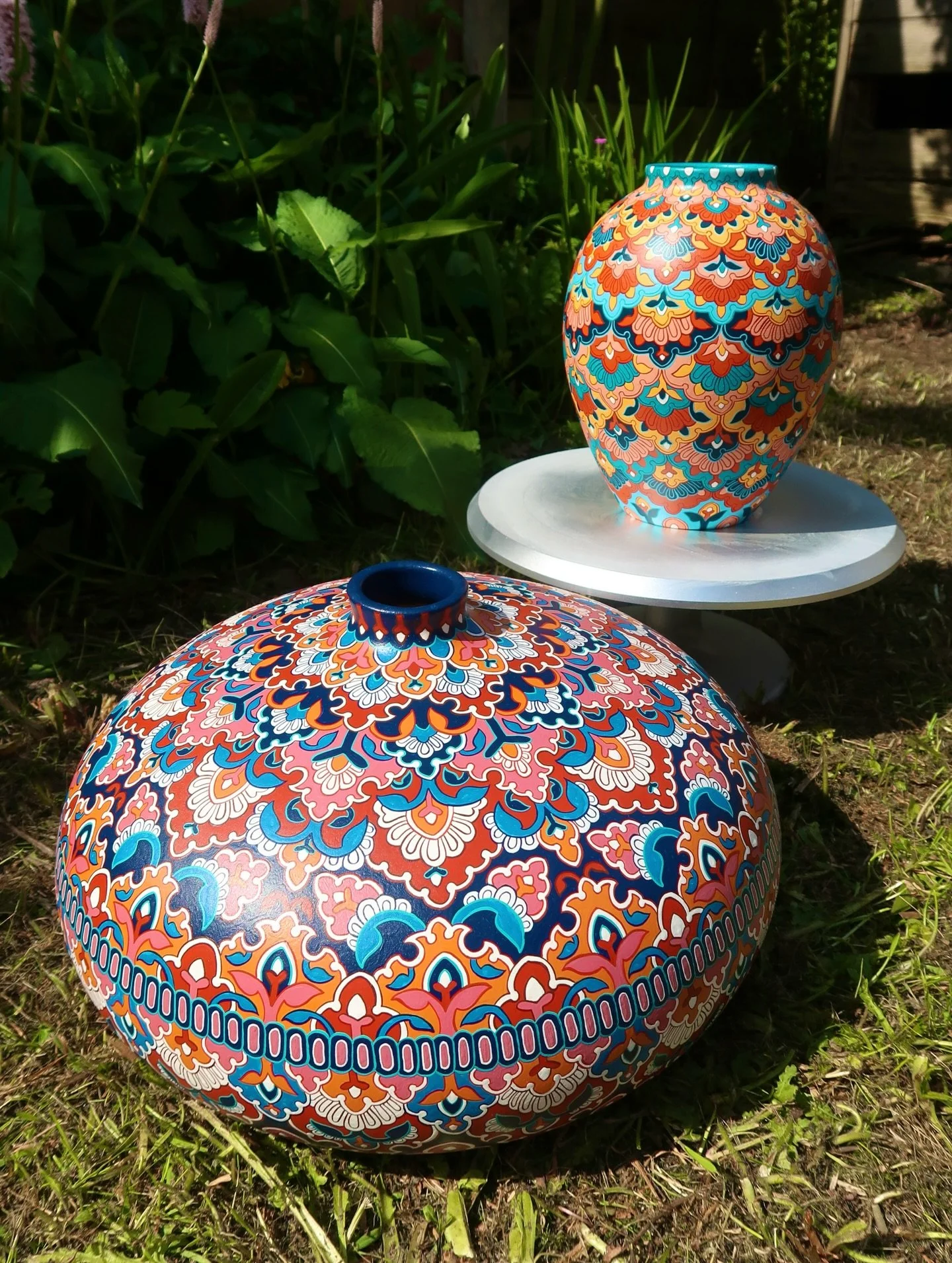 Vases I&rsquo;ve painted recently ❤️&zwj;🔥

It&rsquo;s been so lovely working on these over the past couple weeks and now that the sunshine&rsquo;s here - I get to show you them in all their glory! 

Both of these vases have sold but if you&rsquo;d 