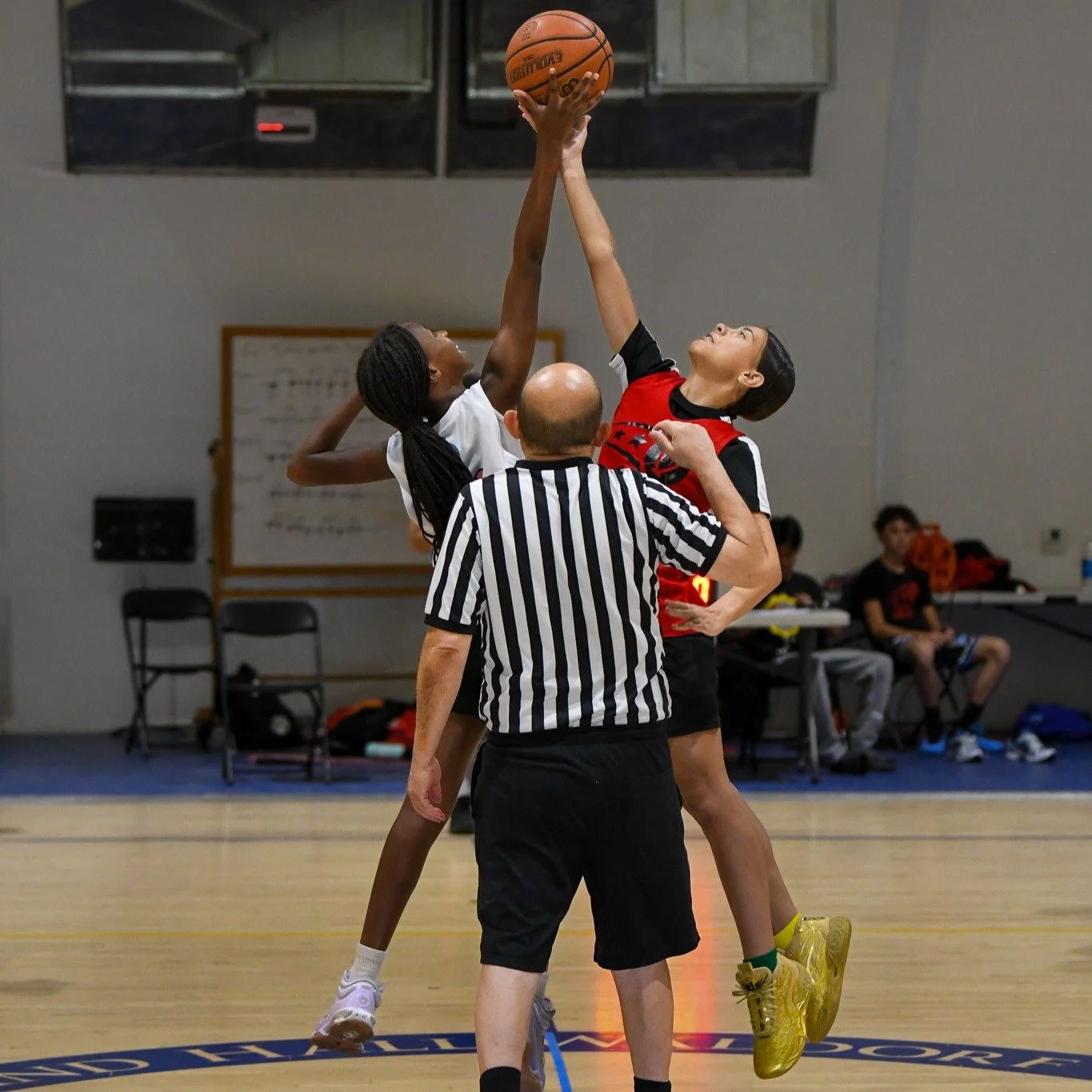 🏀✨ Hustle in every dribble. Heart in every play. Proud to capture the energy of @westcoasthustlescv, these athletes bring fire to the court and unity to the game. #WestCoastHustle #GirlsBasketball #GameDayVibes