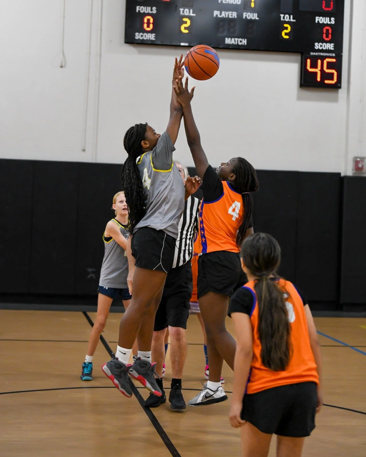 Game day magic courtesy of our Santa Clarita City League ballers 💫 Saturday was all grit, growth, and girl power.
@cityofsantaclarita #CityLeagueBasketball #GirlsInSports #scvyouthsports