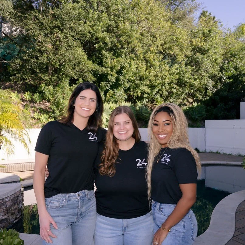 Happy Friday from your friendly, neighborhood #sportsmarketing girlies 🤭😍 #womeninsports 
📸: @_jreels_