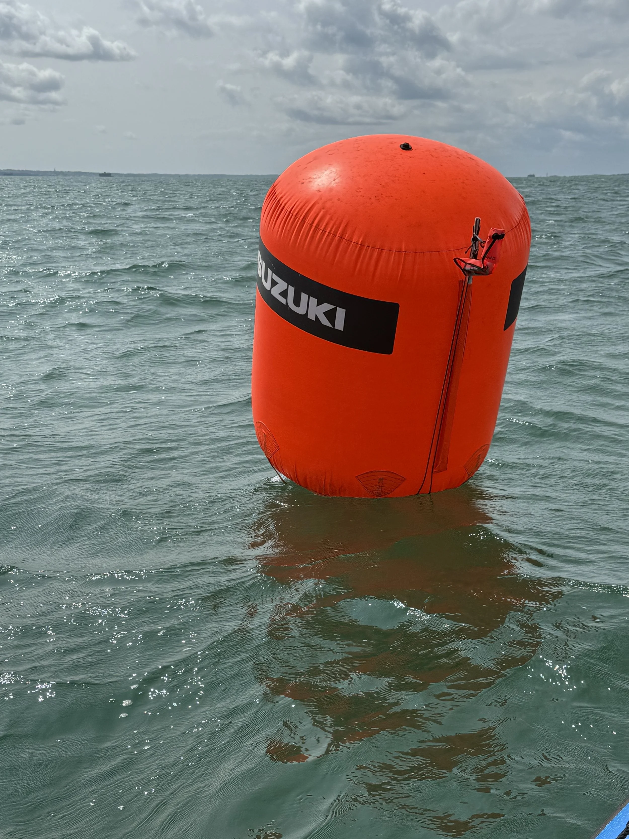 The GPS Units are attached to all of the racing marks. TractracUK