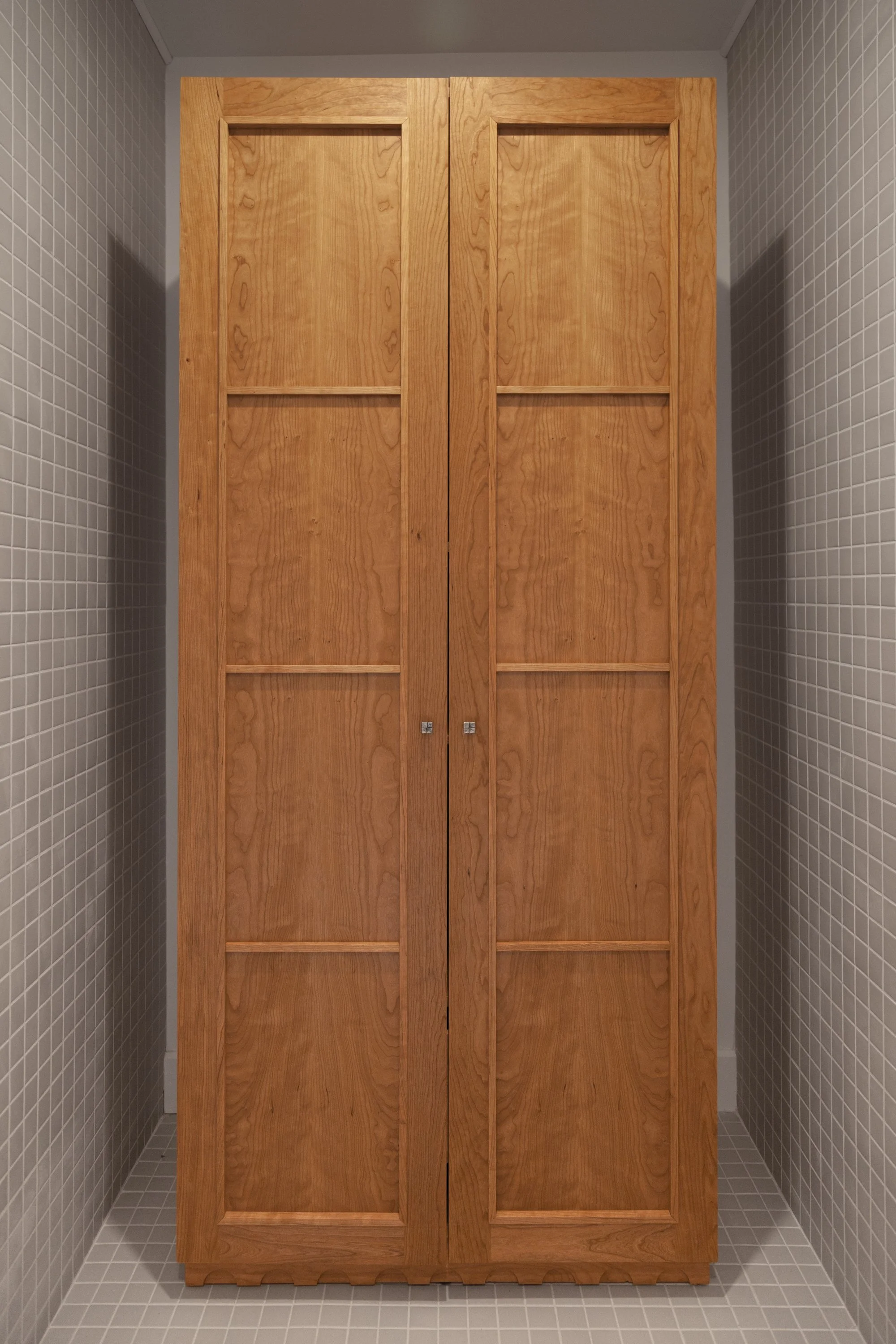 A custom armoire for a client who could not find an antique that fit their specific space. The design is inspired by the shaker profiles that I often came across  in Australia; the style offers a simple and classic base canvas for the accents and mot