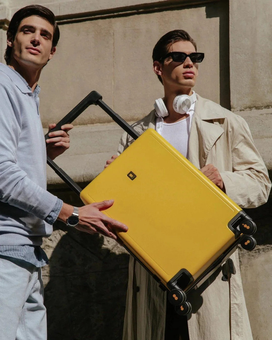 We're giving another one of our #travelgear favorites away. Over the past 6 years, brands have sent us a small warehouse worth of luggage to review. Our four @Level8_official Voyageur bags are the only ones our family nearly fights over when packing 