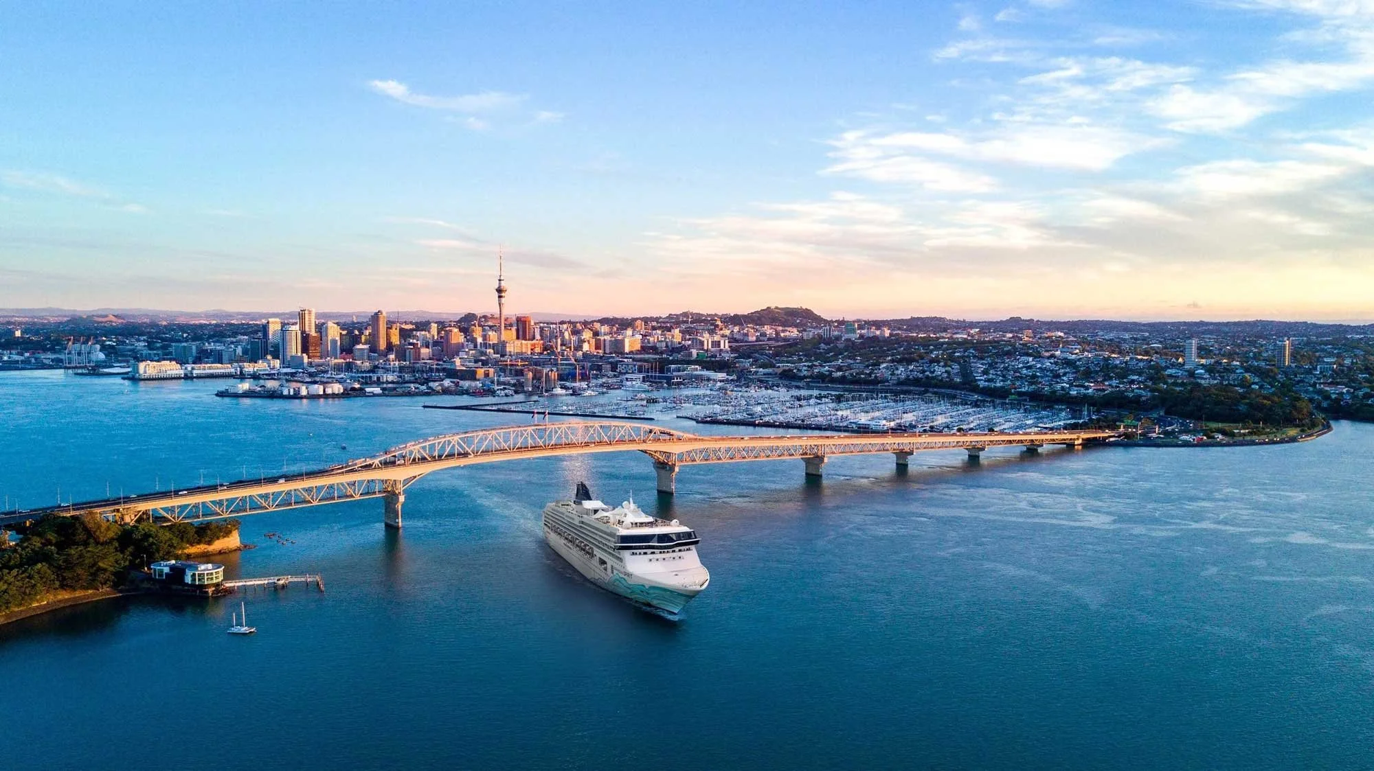Norwegian cruise ship sails through the Sydney bridge