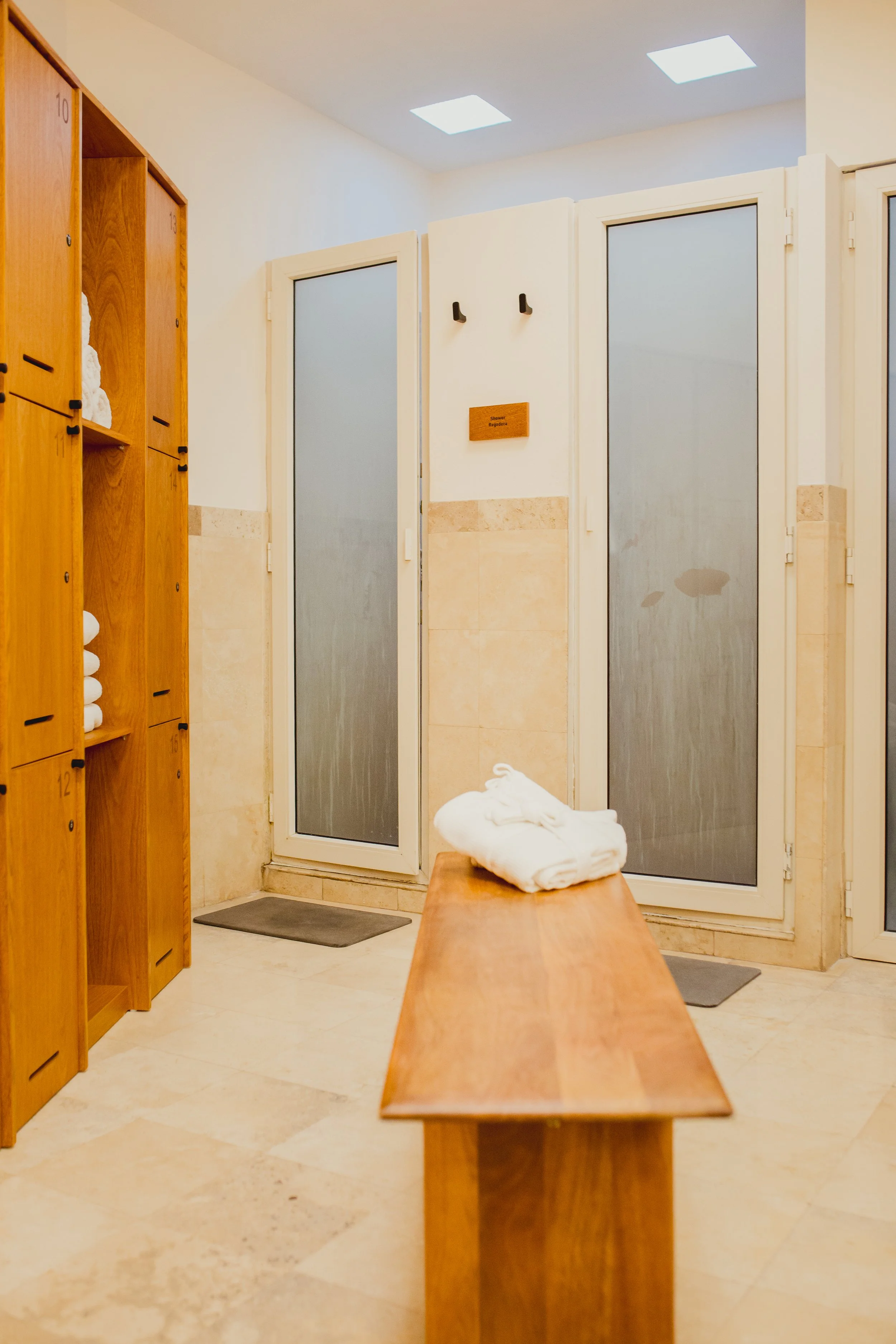 Lockers and showers area at Acqua spa for men